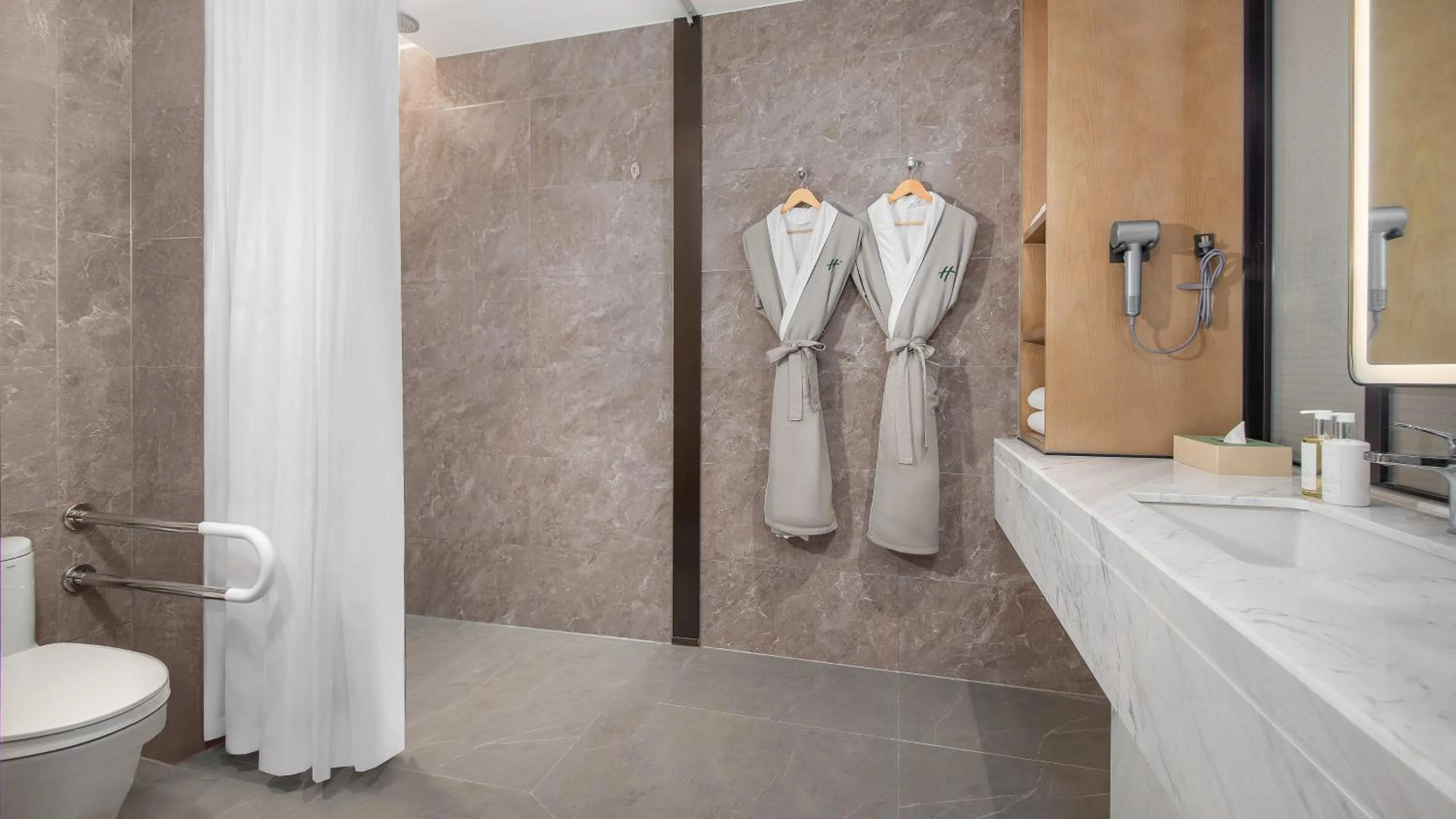 Photo of the whole room in Holiday Inn Wuhan Houguan Lake by IHG