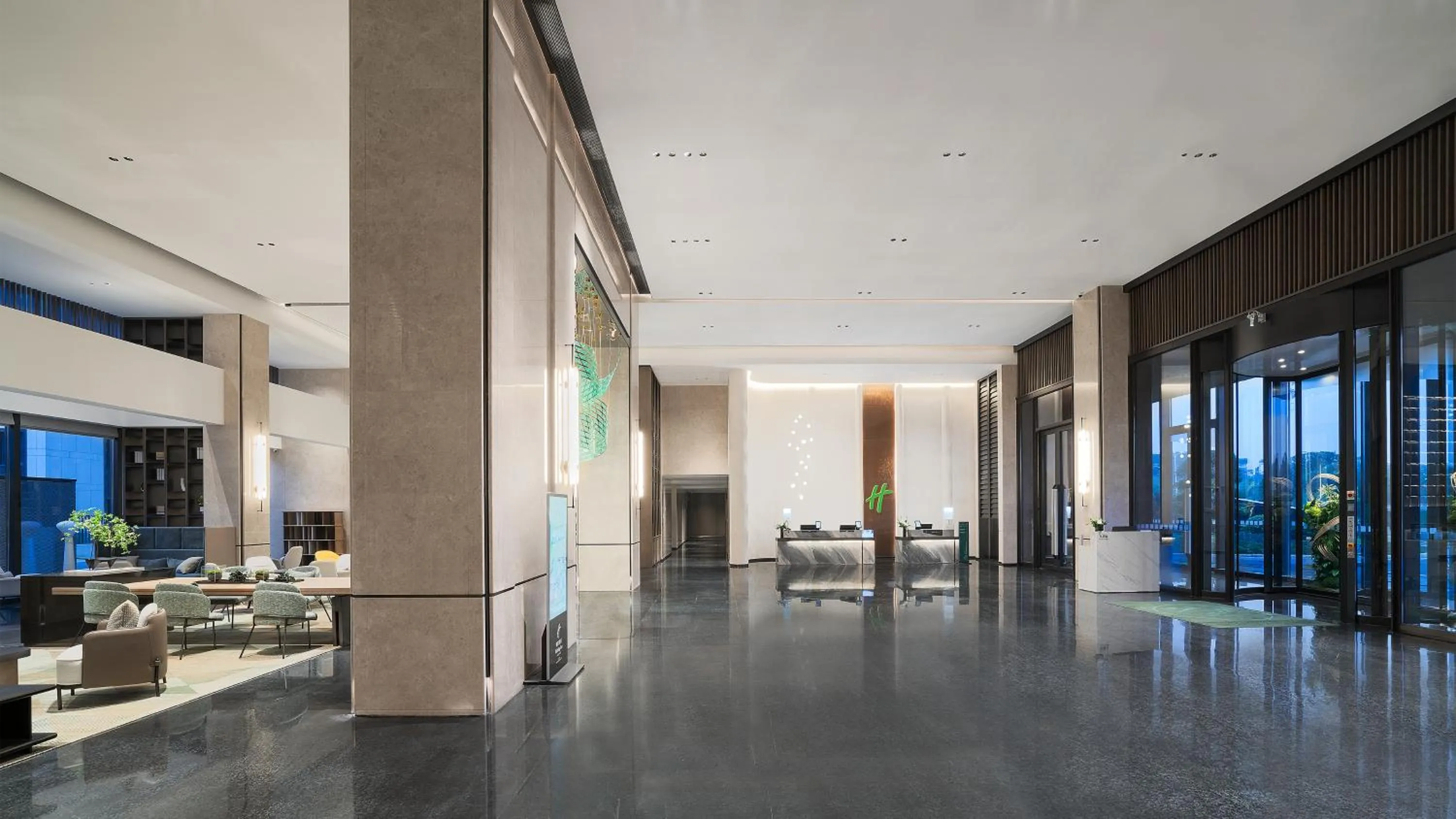 Lobby or reception in Holiday Inn Wuhan Houguan Lake by IHG