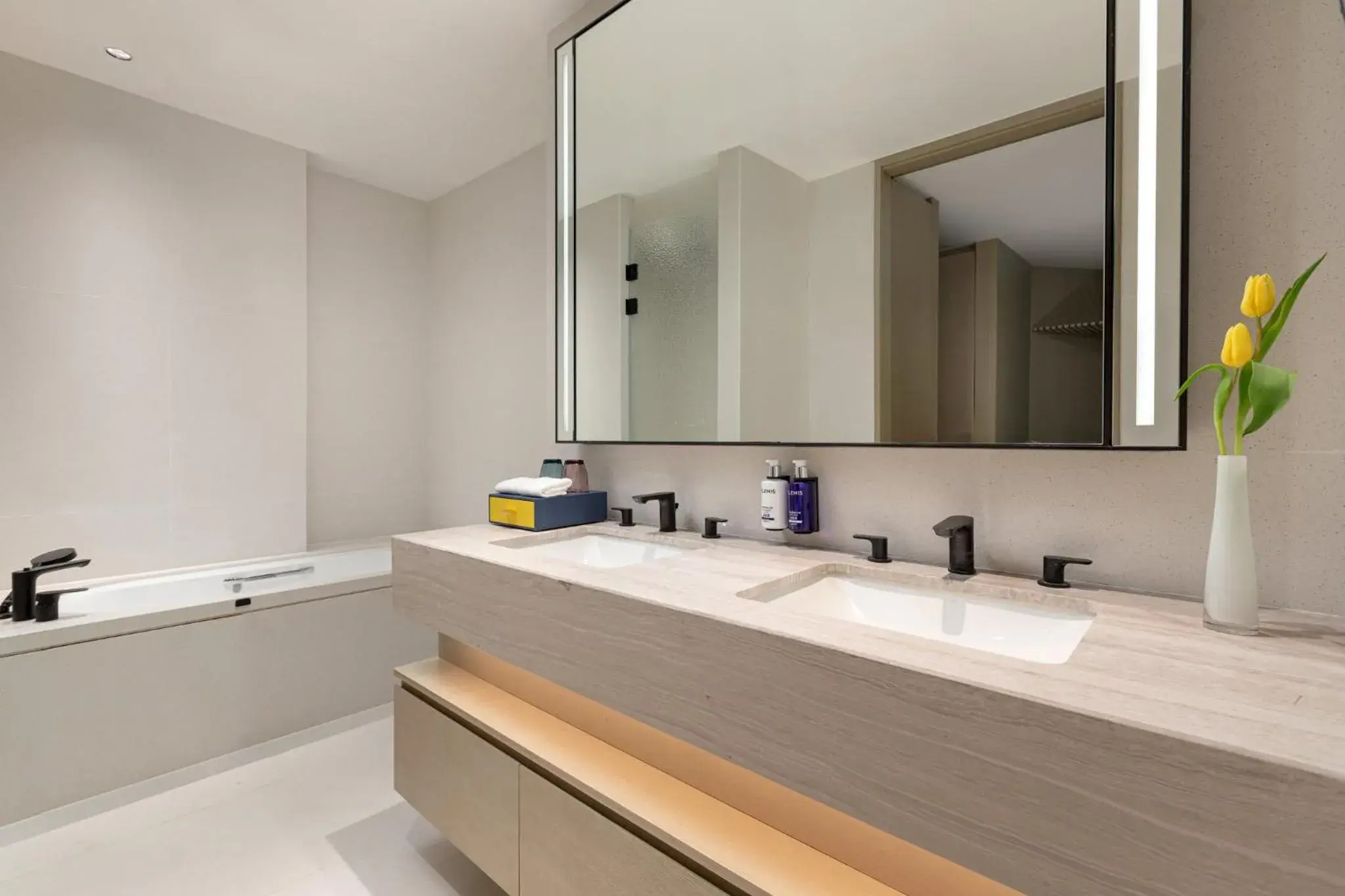 Photo of the whole room in voco Suites Shanghai Hongqiao CBD by IHG Photo of the whole room in voco Suites Shanghai Hongqiao CBD by IHG