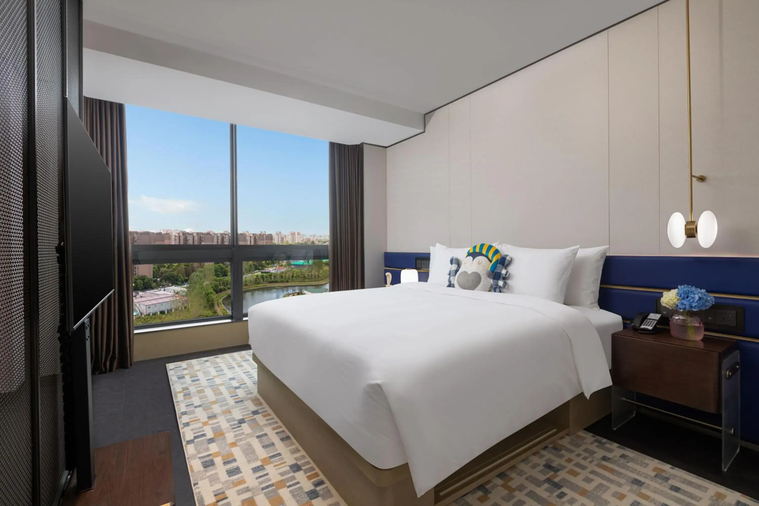 Photo of the whole room, Bed in voco Suites Shanghai Hongqiao CBD by IHG Photo of the whole room, Bed in voco Suites Shanghai Hongqiao CBD by IHG