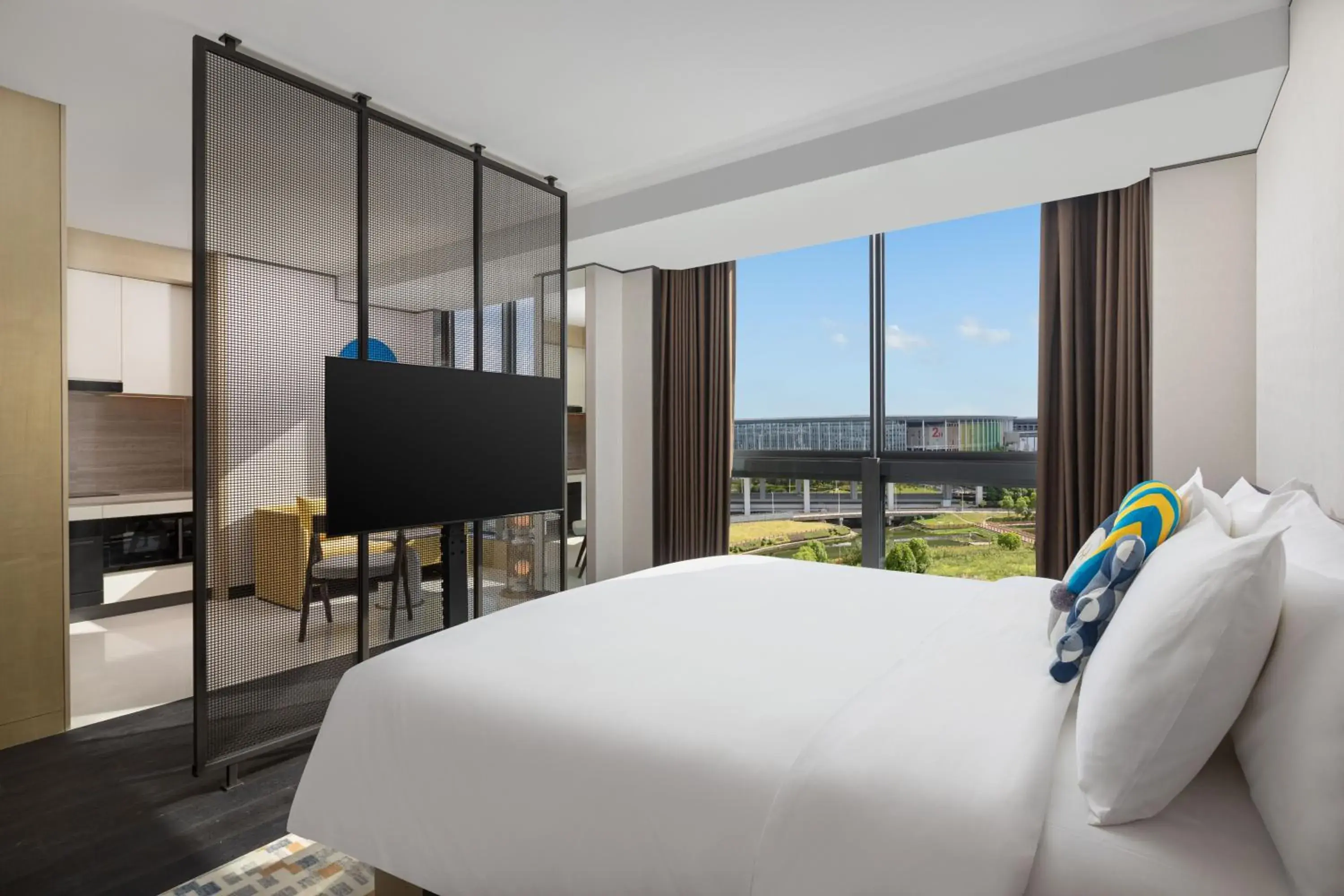 Photo of the whole room, Bed in voco Suites Shanghai Hongqiao CBD by IHG Photo of the whole room, Bed in voco Suites Shanghai Hongqiao CBD by IHG