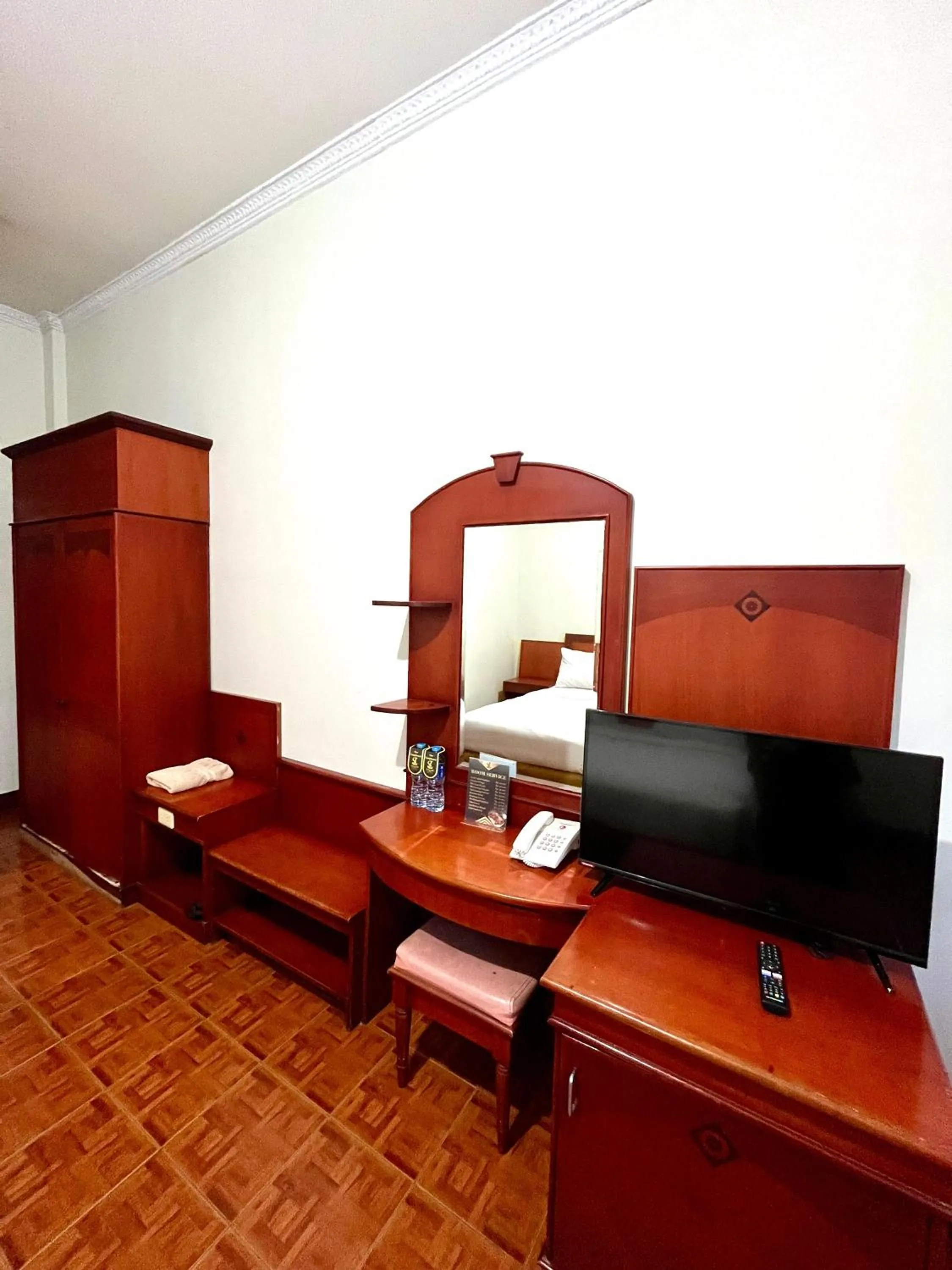 wardrobe in Soeltan Luxe Hotel Lampung