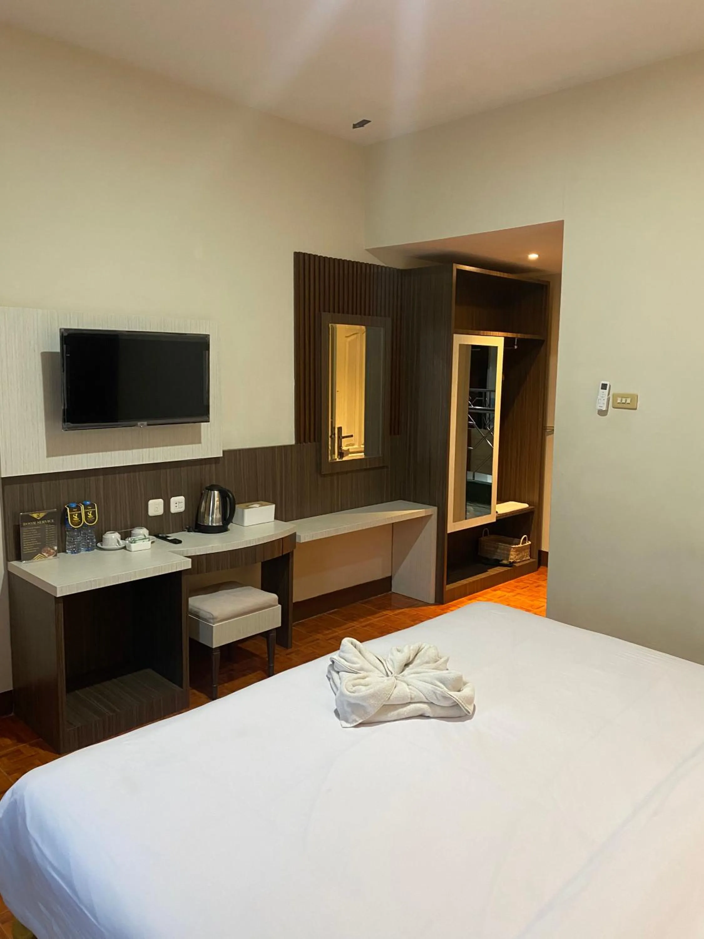 Coffee/tea facilities, Bed in Soeltan Luxe Hotel Lampung