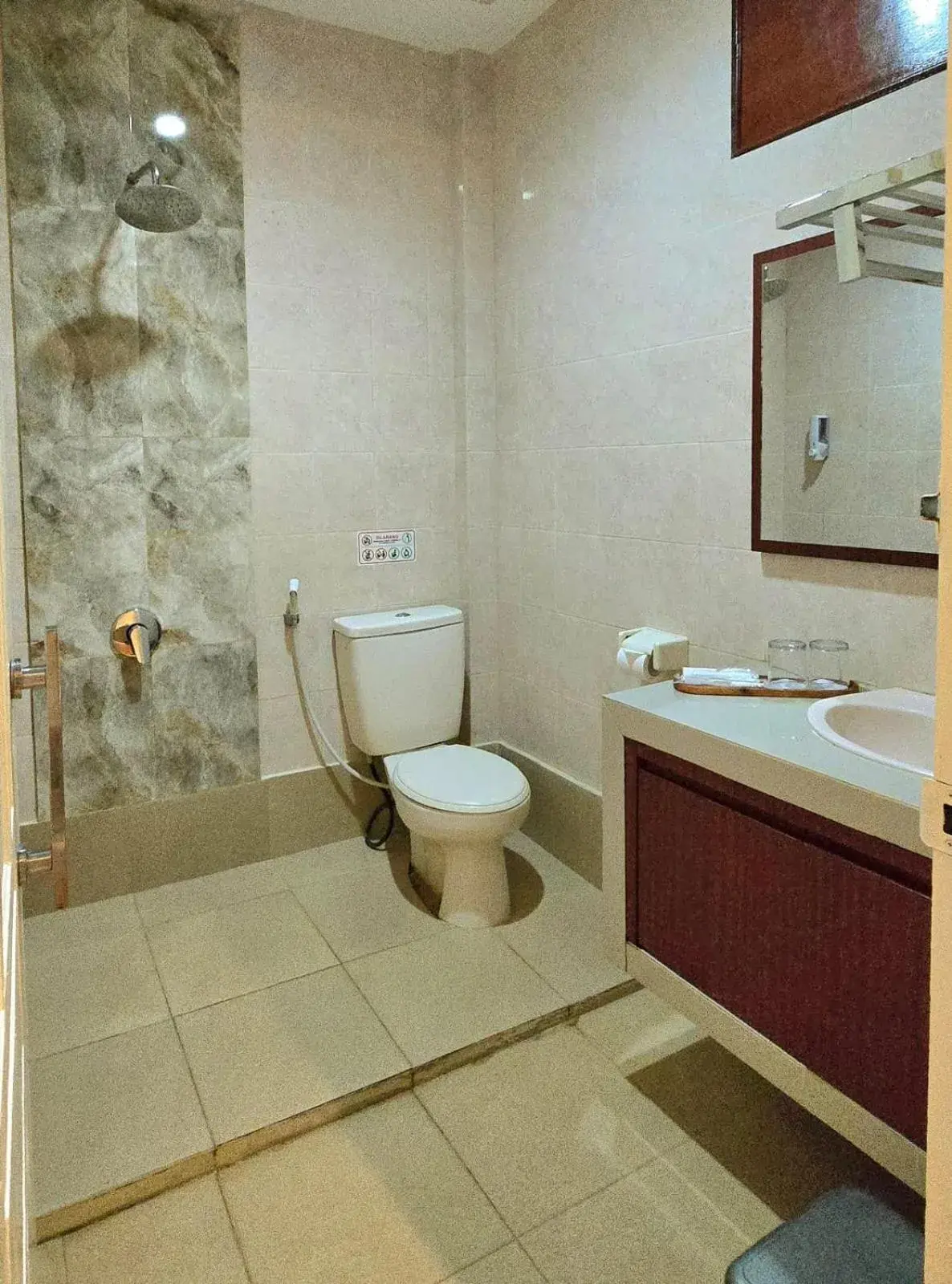 Bathroom in Soeltan Luxe Hotel Lampung Bathroom in Soeltan Luxe Hotel Lampung