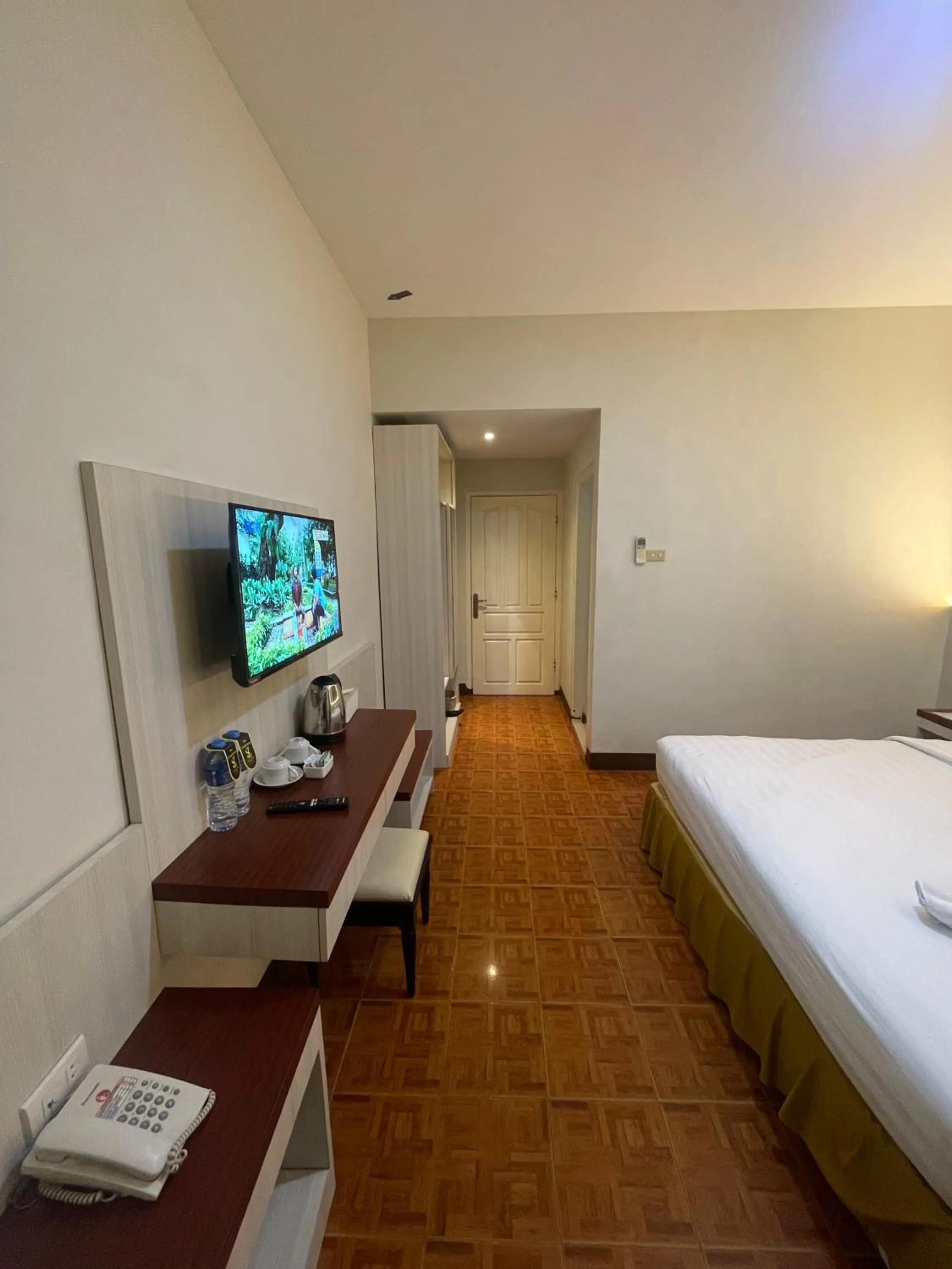 TV and multimedia, Bed in Soeltan Luxe Hotel Lampung