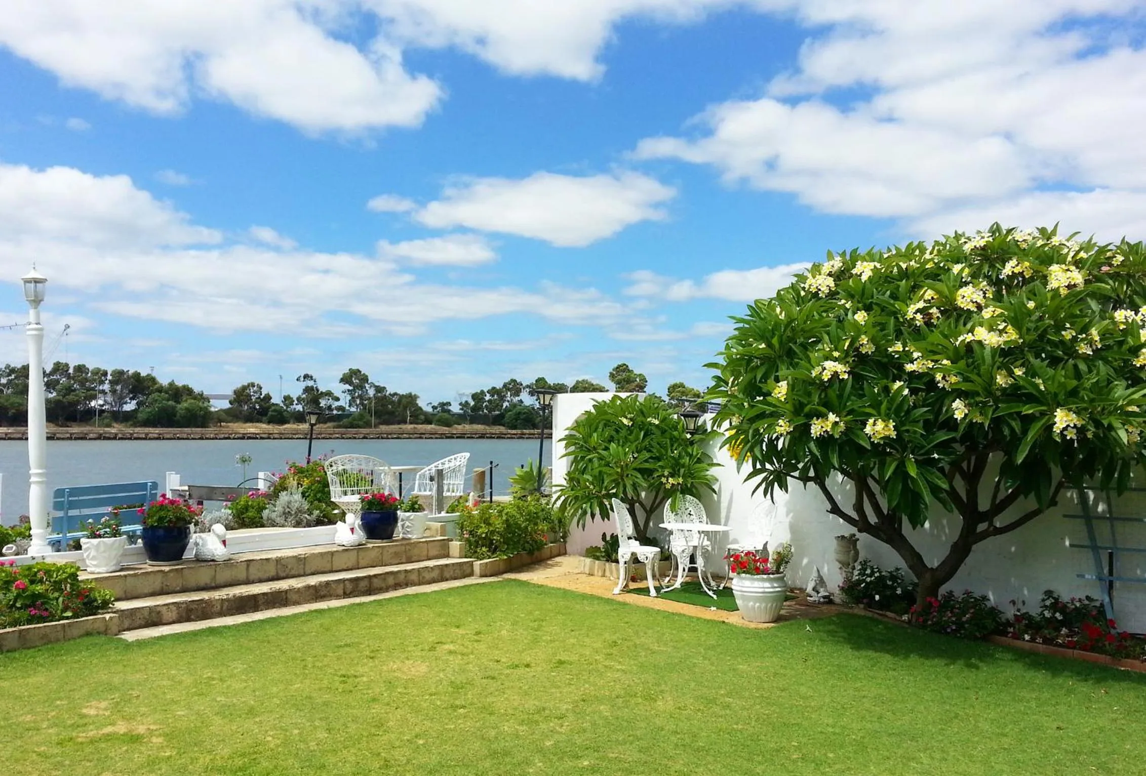 Garden in Boathouse Bunbury Bed & Breakfast