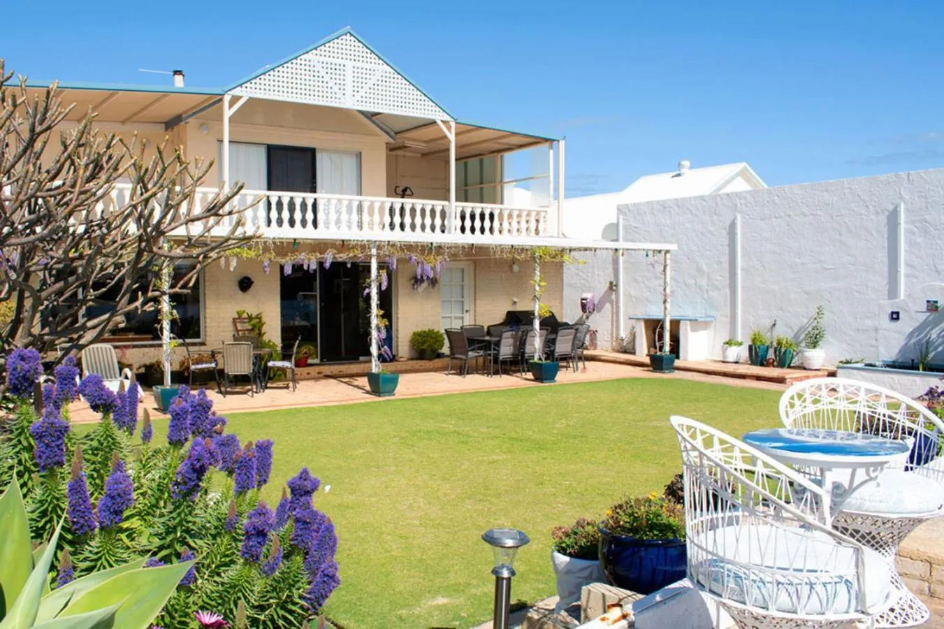 Garden, Property Building in Boathouse Bunbury Bed & Breakfast