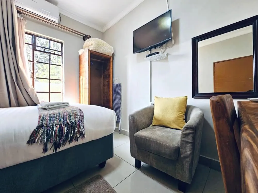 TV and multimedia, Bed in Maun Executive Inn