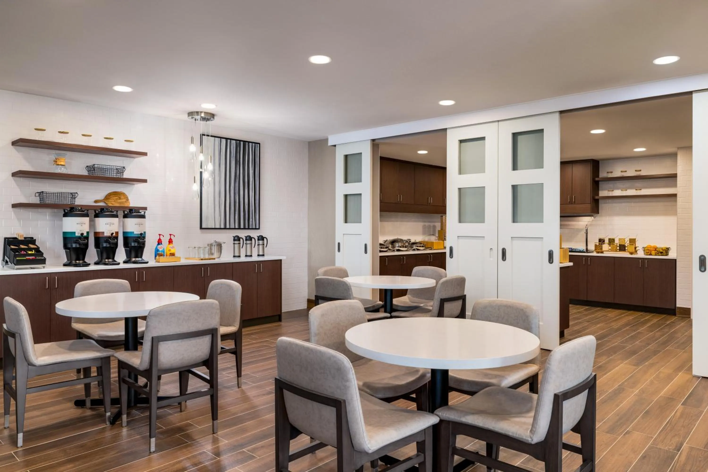 Dining area in Residence Inn by Marriott Mechanicsburg