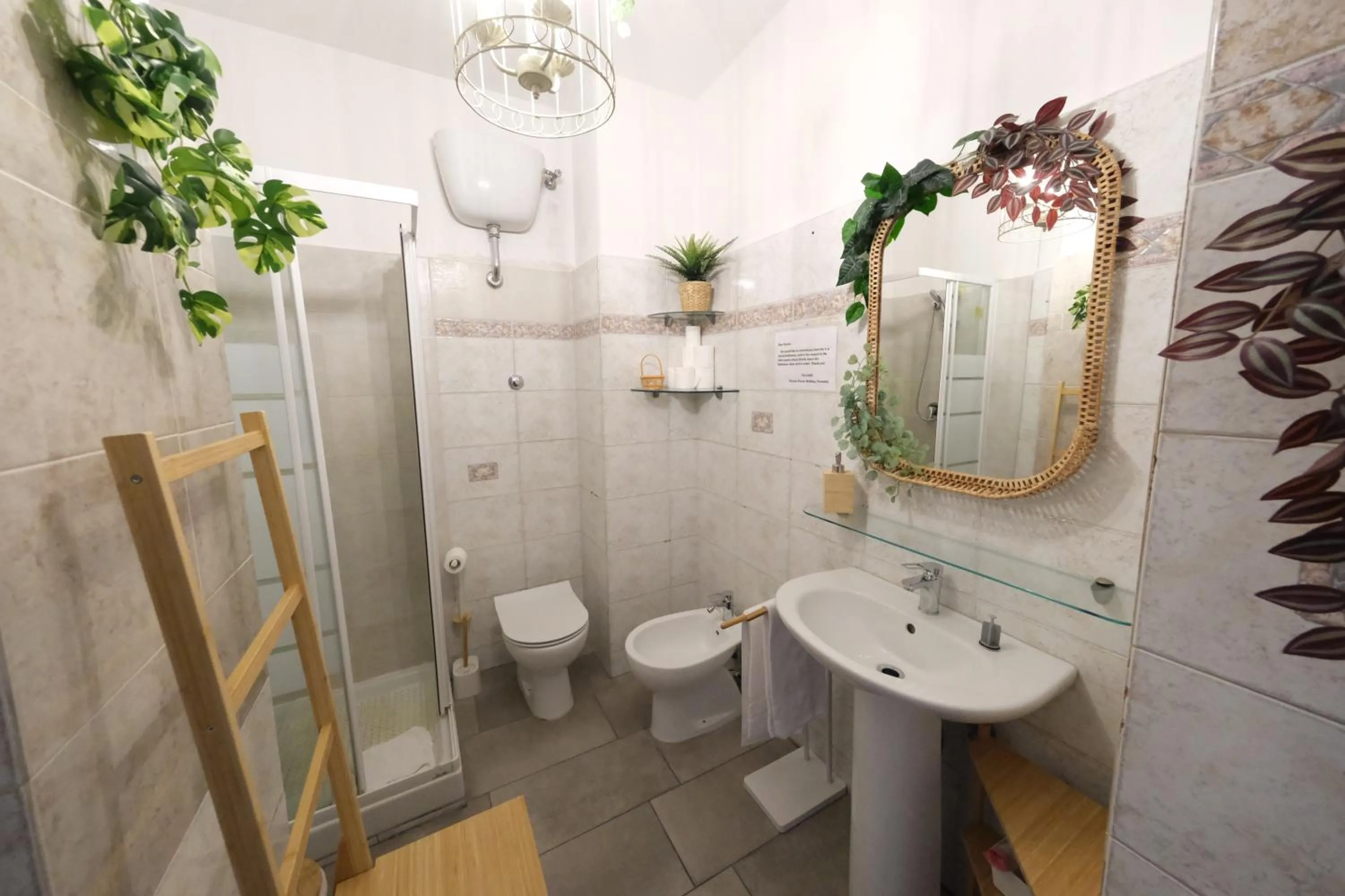 Shower in Roman Forum Holiday Termini