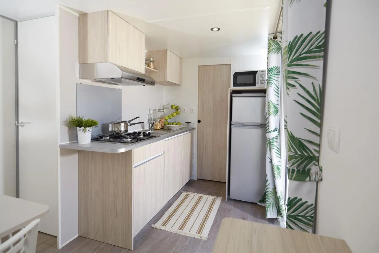Kitchen or kitchenette in Càmping Bellsol