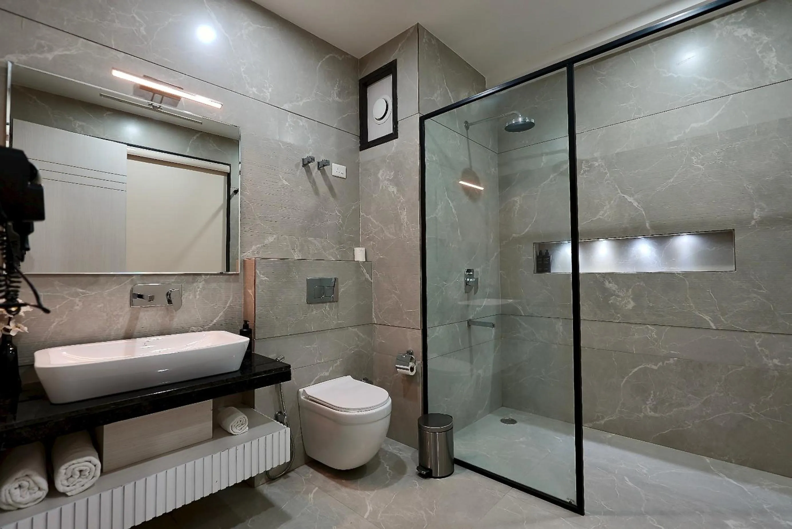Bathroom in Hotel Elinor By Dazzling Hotels & Resorts