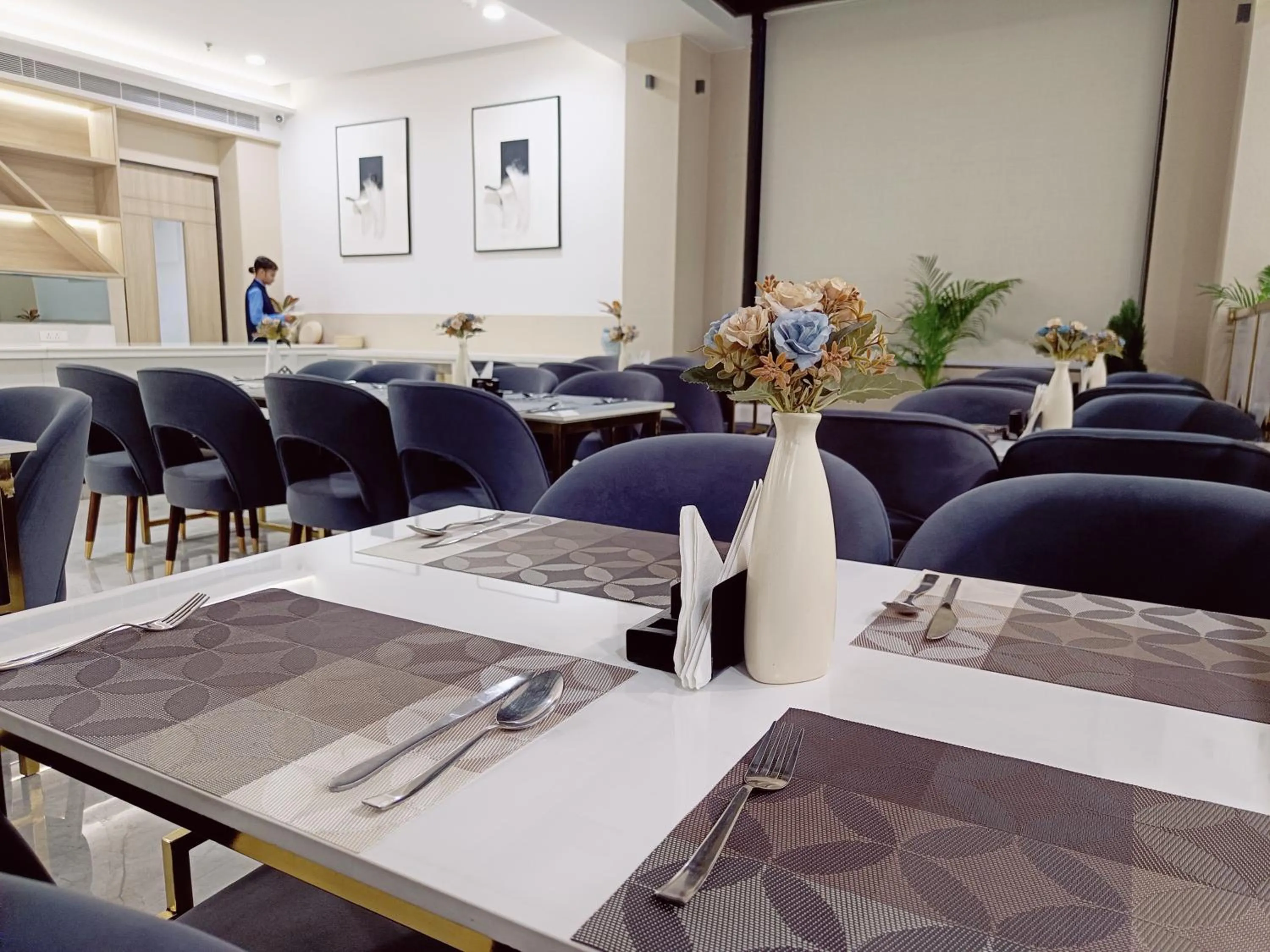 Restaurant/places to eat in Hotel Elinor By Dazzling Hotels & Resorts