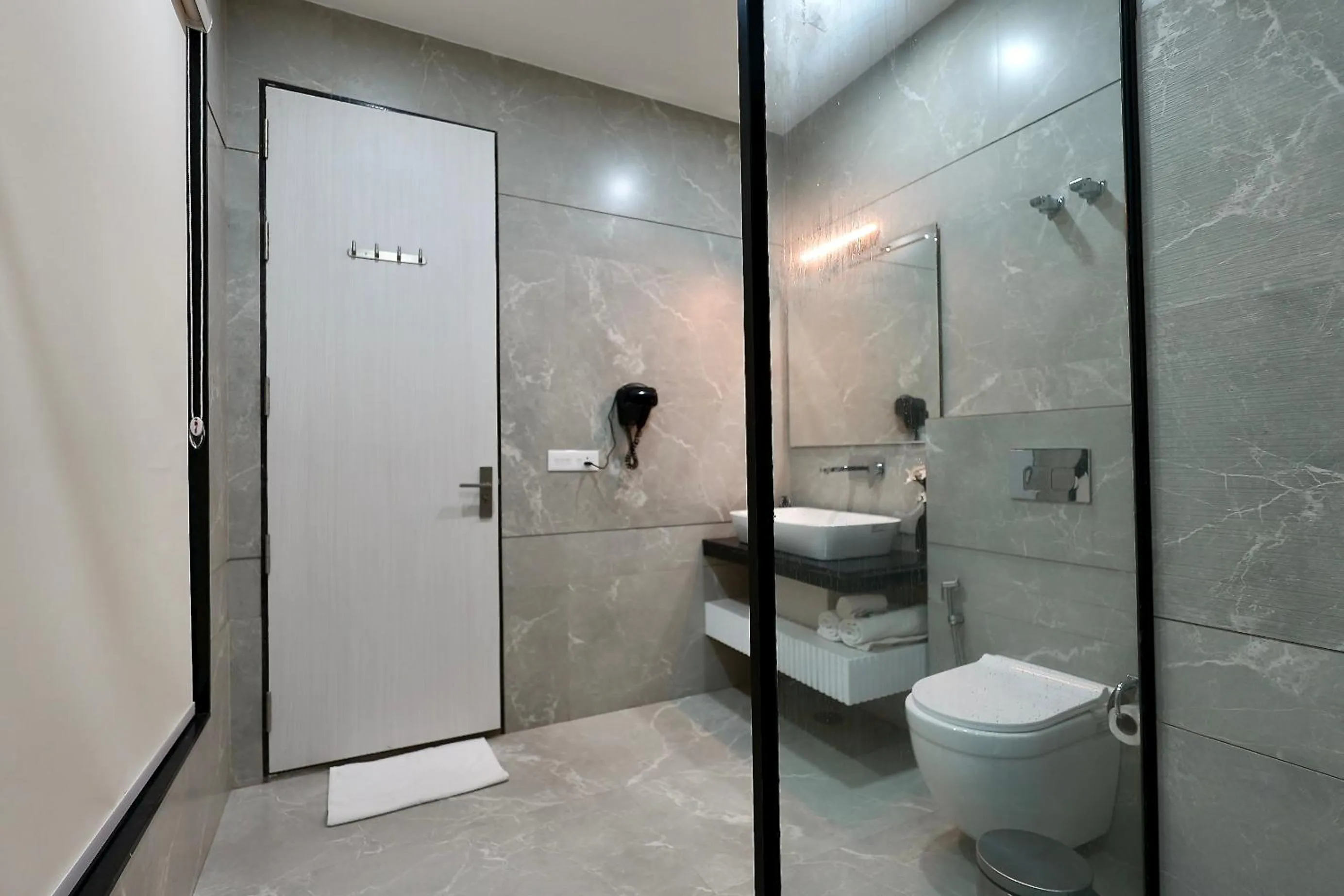 Bathroom in Hotel Elinor By Dazzling Hotels & Resorts
