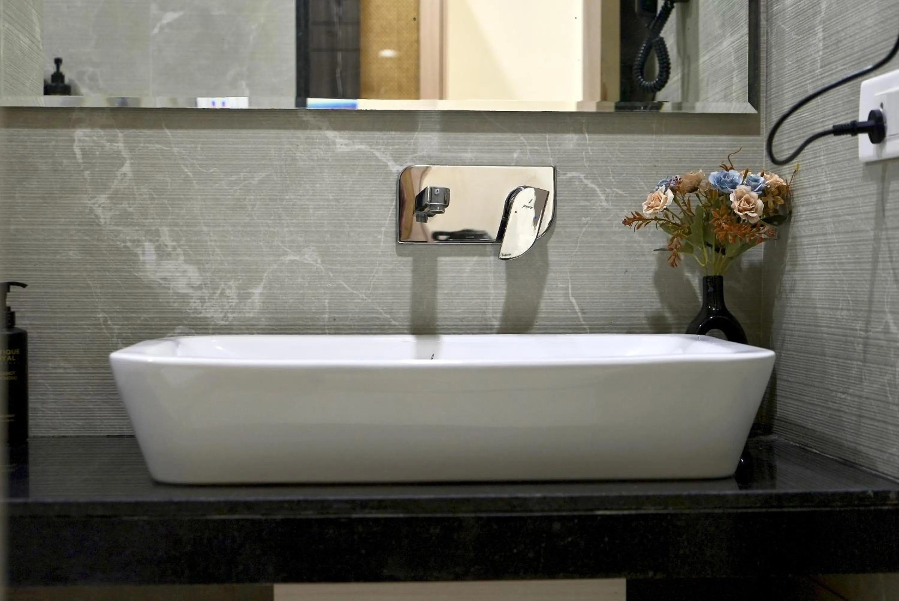 Bathroom in Hotel Elinor By Dazzling Hotels & Resorts