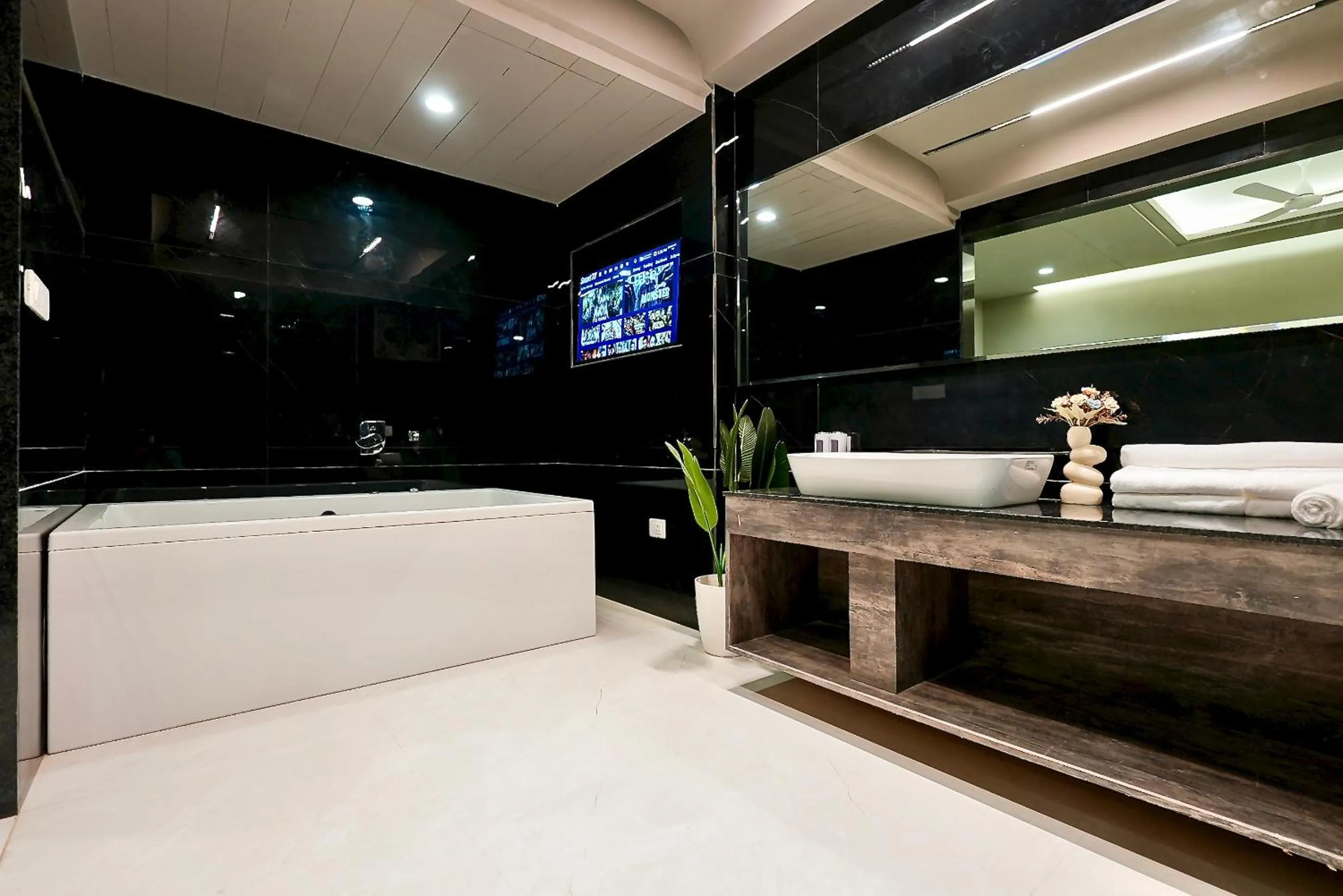 Bathroom in Hotel Elinor By Dazzling Hotels & Resorts