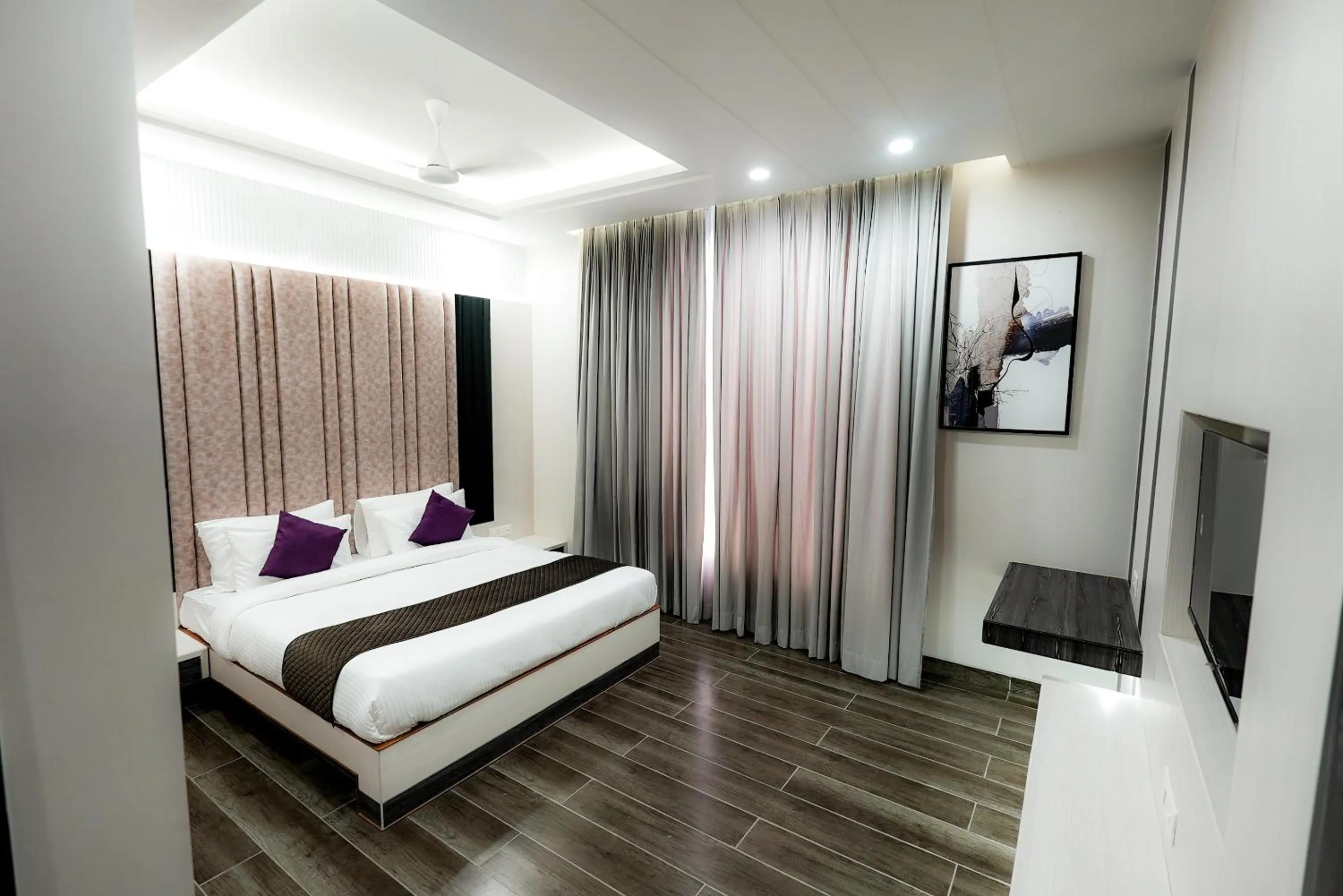 Photo of the whole room, Bed in Hotel Elinor By Dazzling Hotels & Resorts