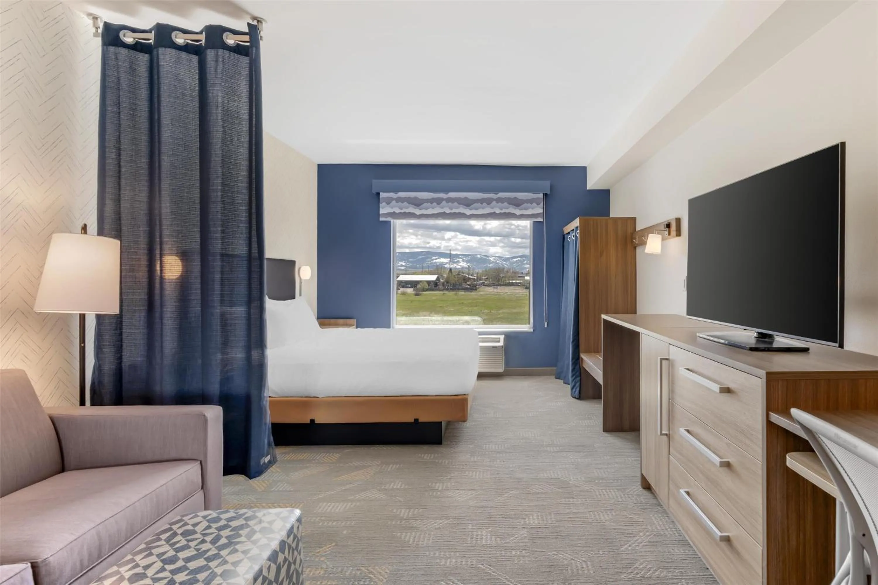 Living room, Bed in Home2 Suites By Hilton Bozeman Four Corners