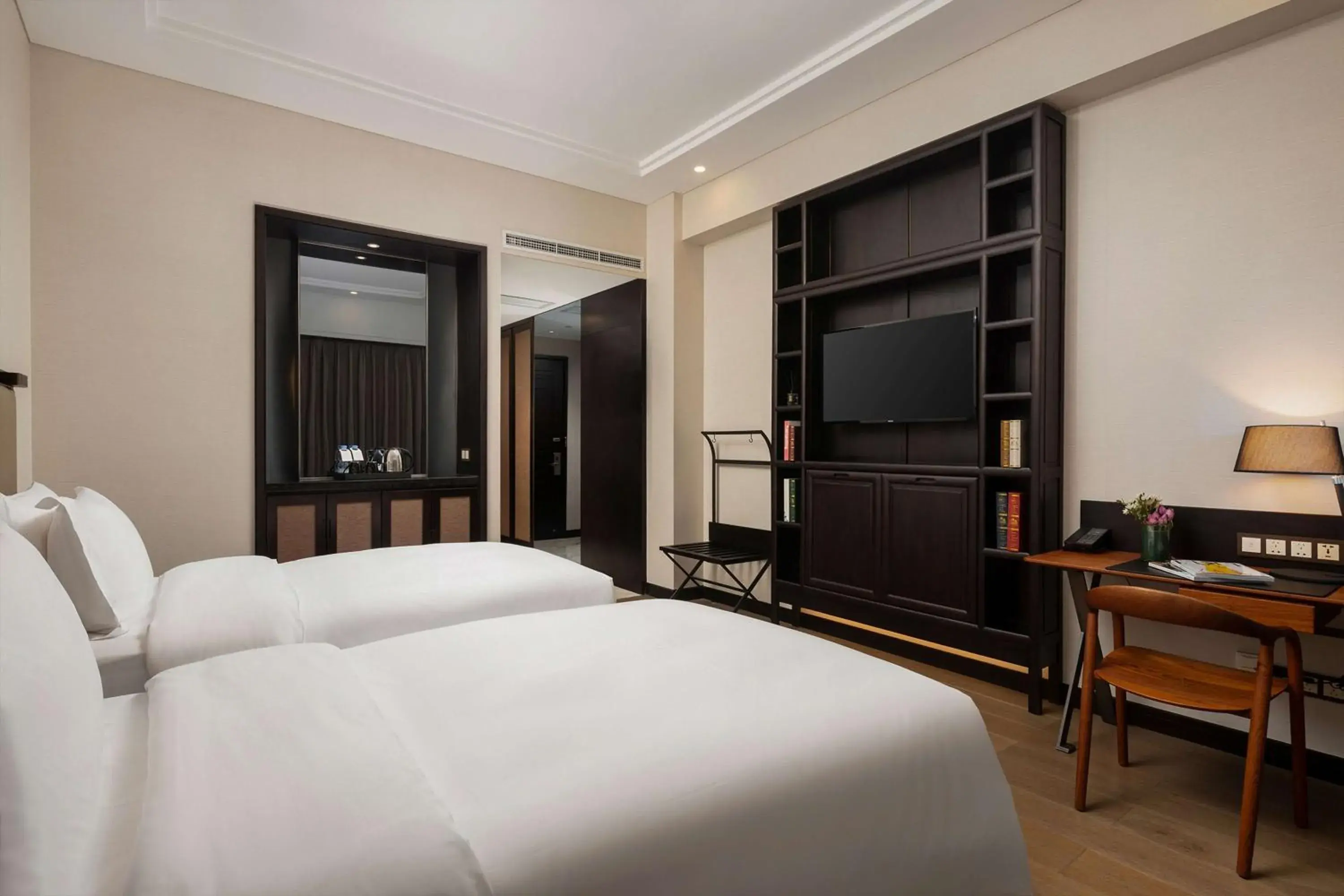 Deluxe Twin Room with Garden View in Doubletree By Hilton Shanghai Hongqiao Deluxe Twin Room with Garden View in Doubletree By Hilton Shanghai Hongqiao