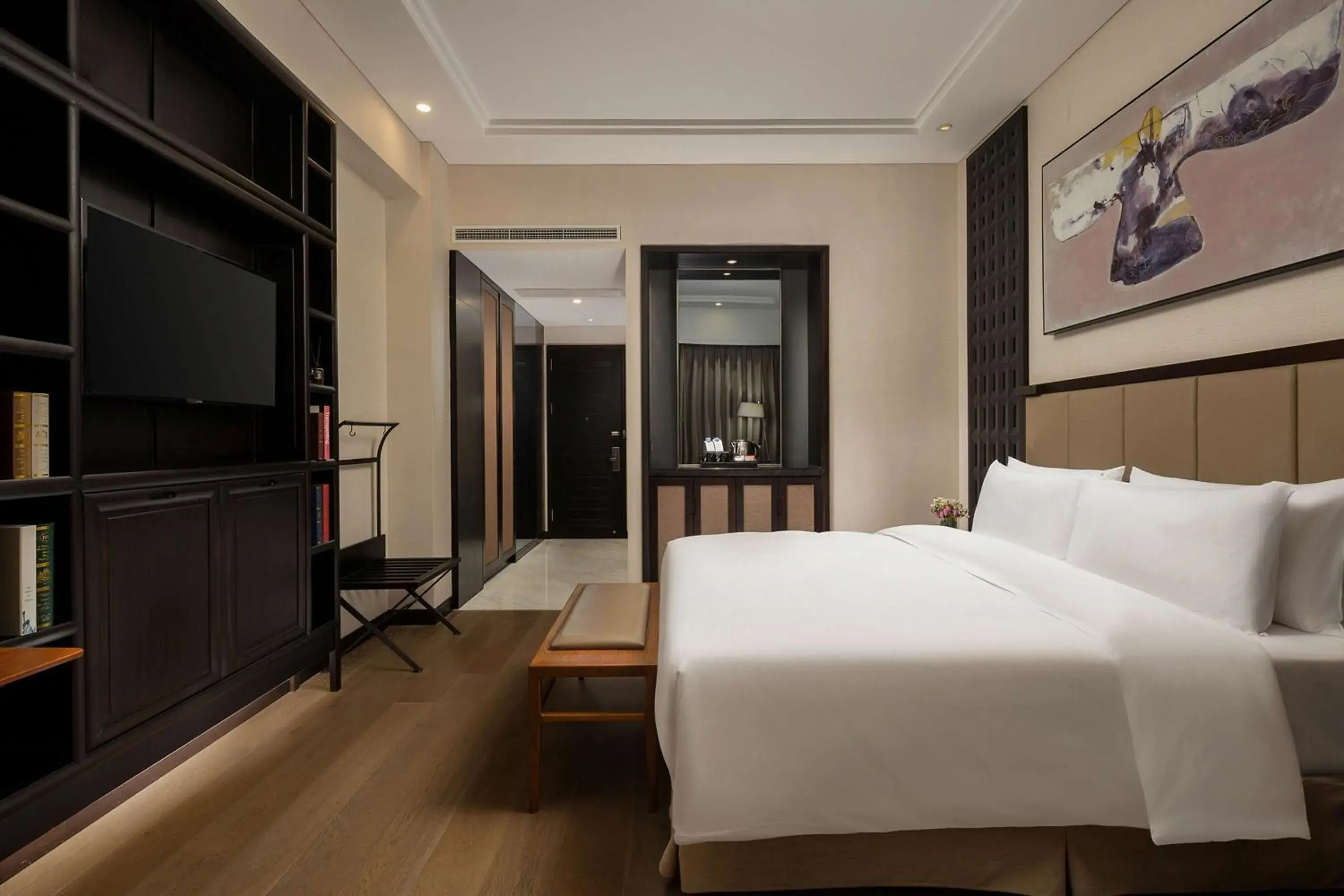 Deluxe King Room in Doubletree By Hilton Shanghai Hongqiao Deluxe King Room in Doubletree By Hilton Shanghai Hongqiao