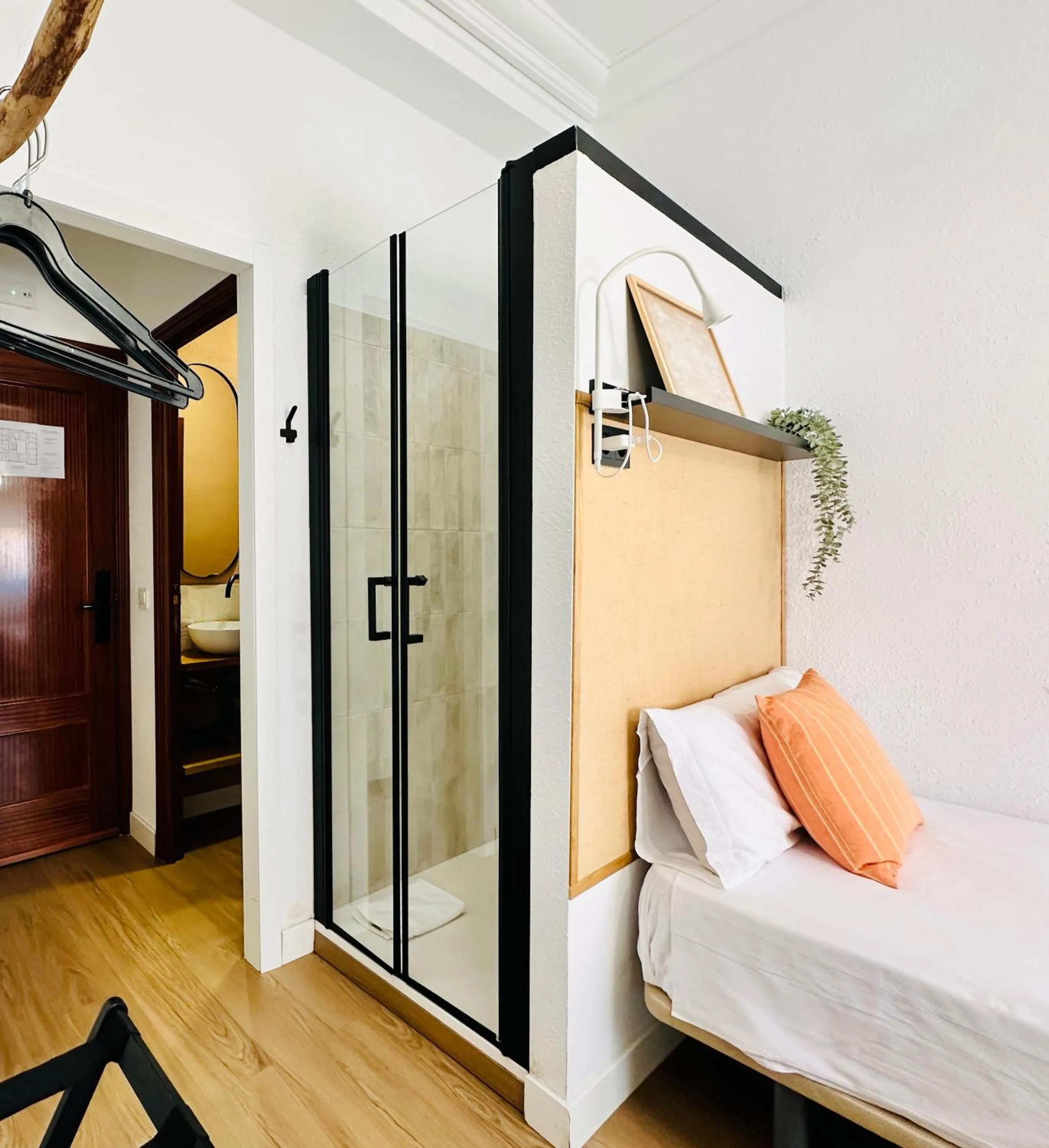 Single Room with Private Bathroom in Autentic Boutique Moncloa