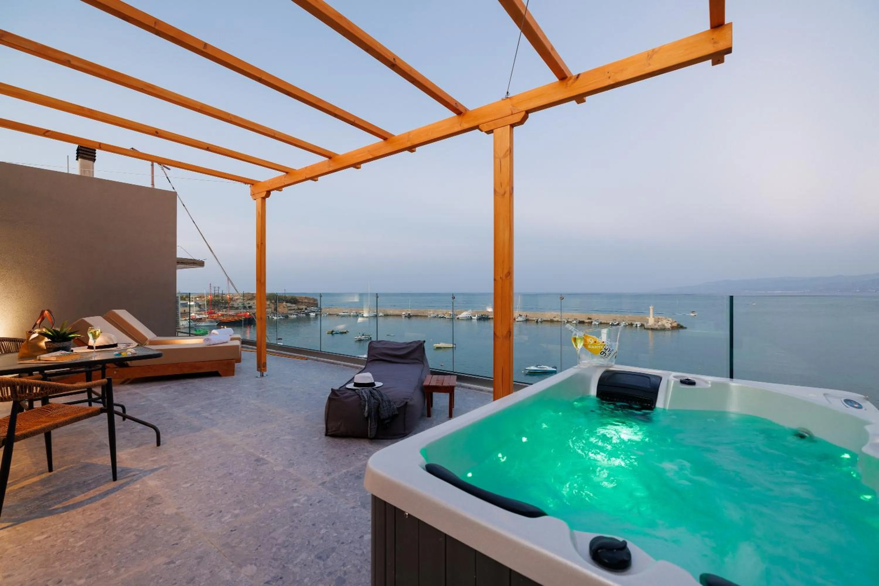 Hot Tub in Soho SeaFront Suites