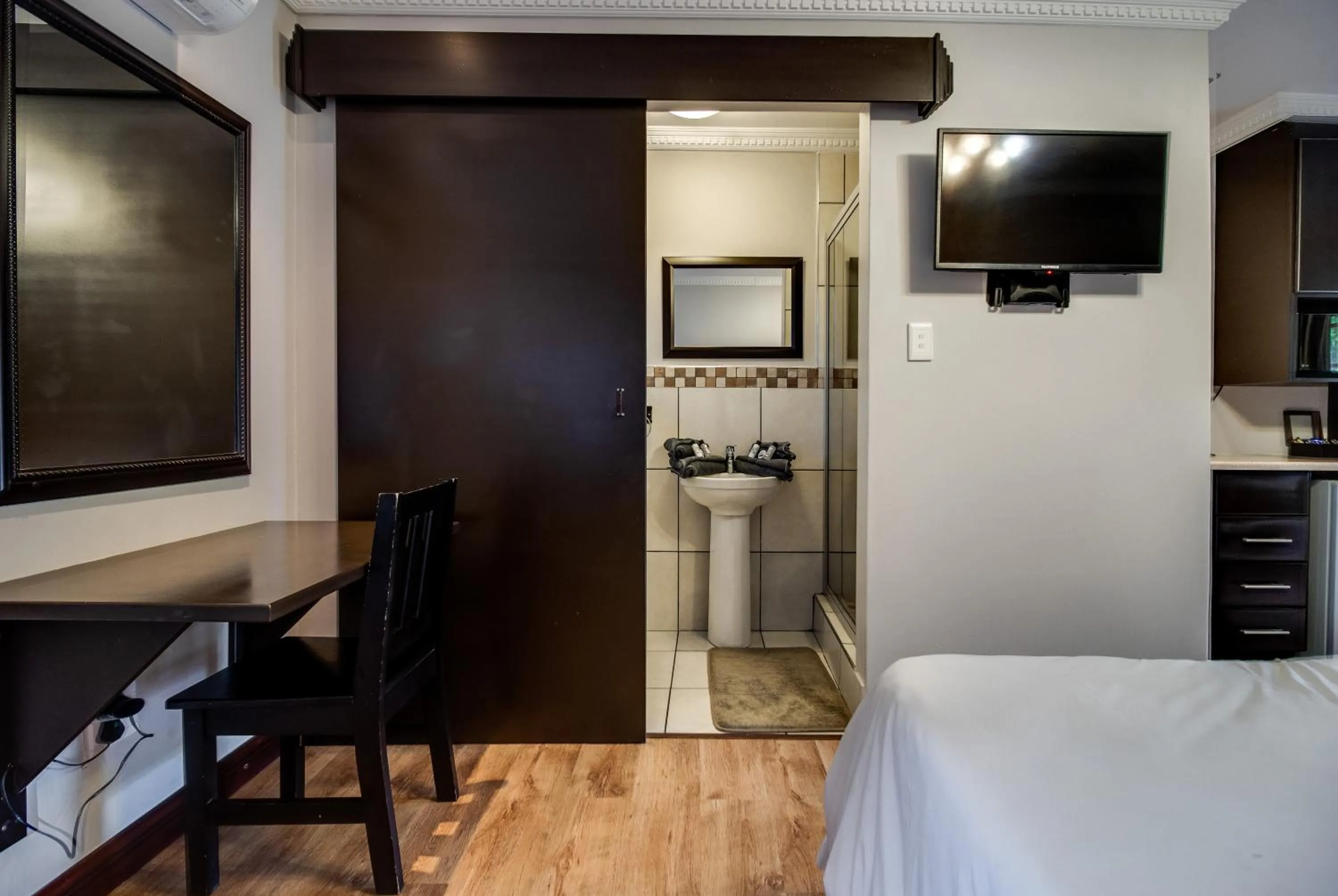 TV and multimedia, Bed in The Nightingale Guesthouse