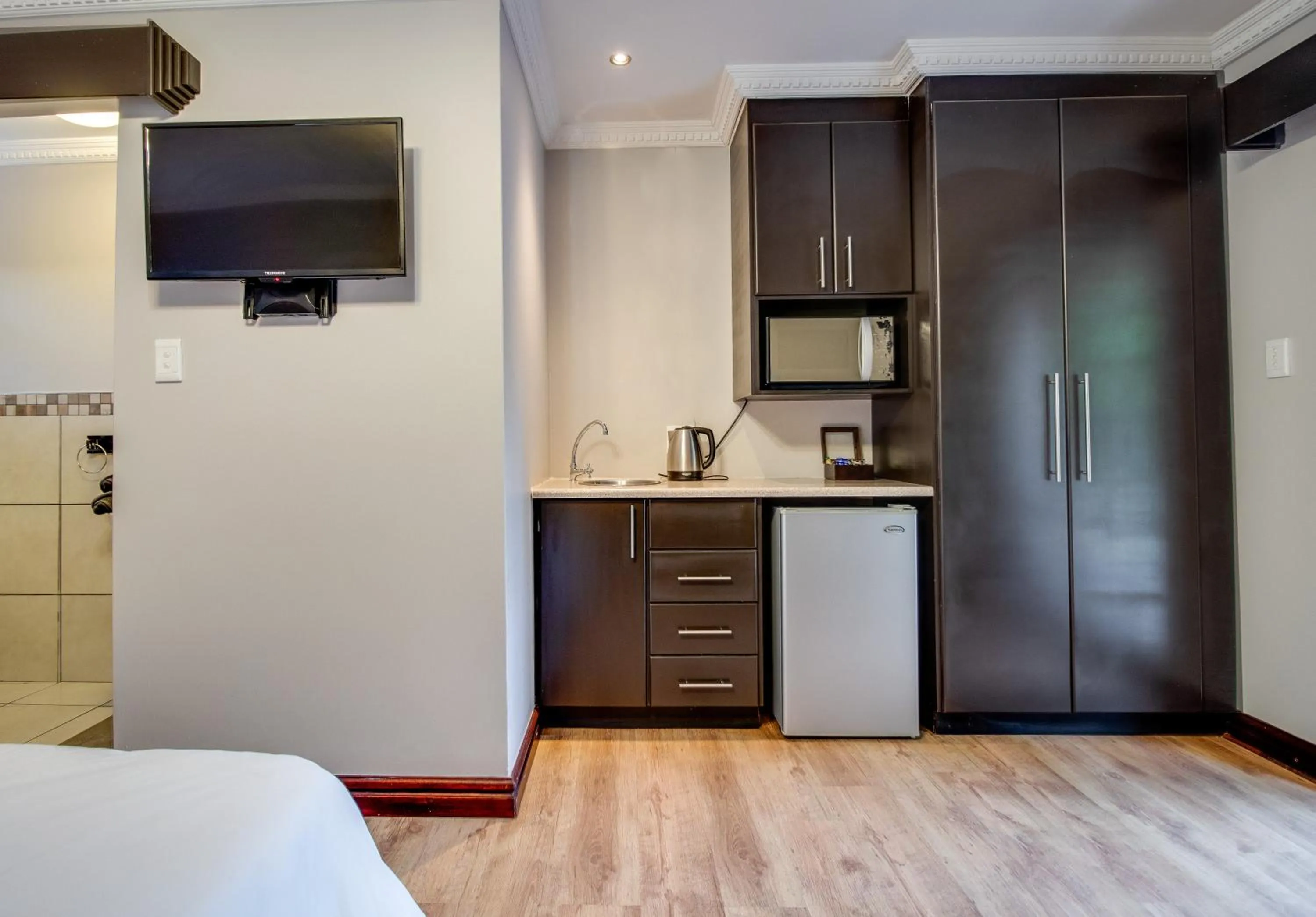 Communal lounge/ TV room, Bed in The Nightingale Guesthouse