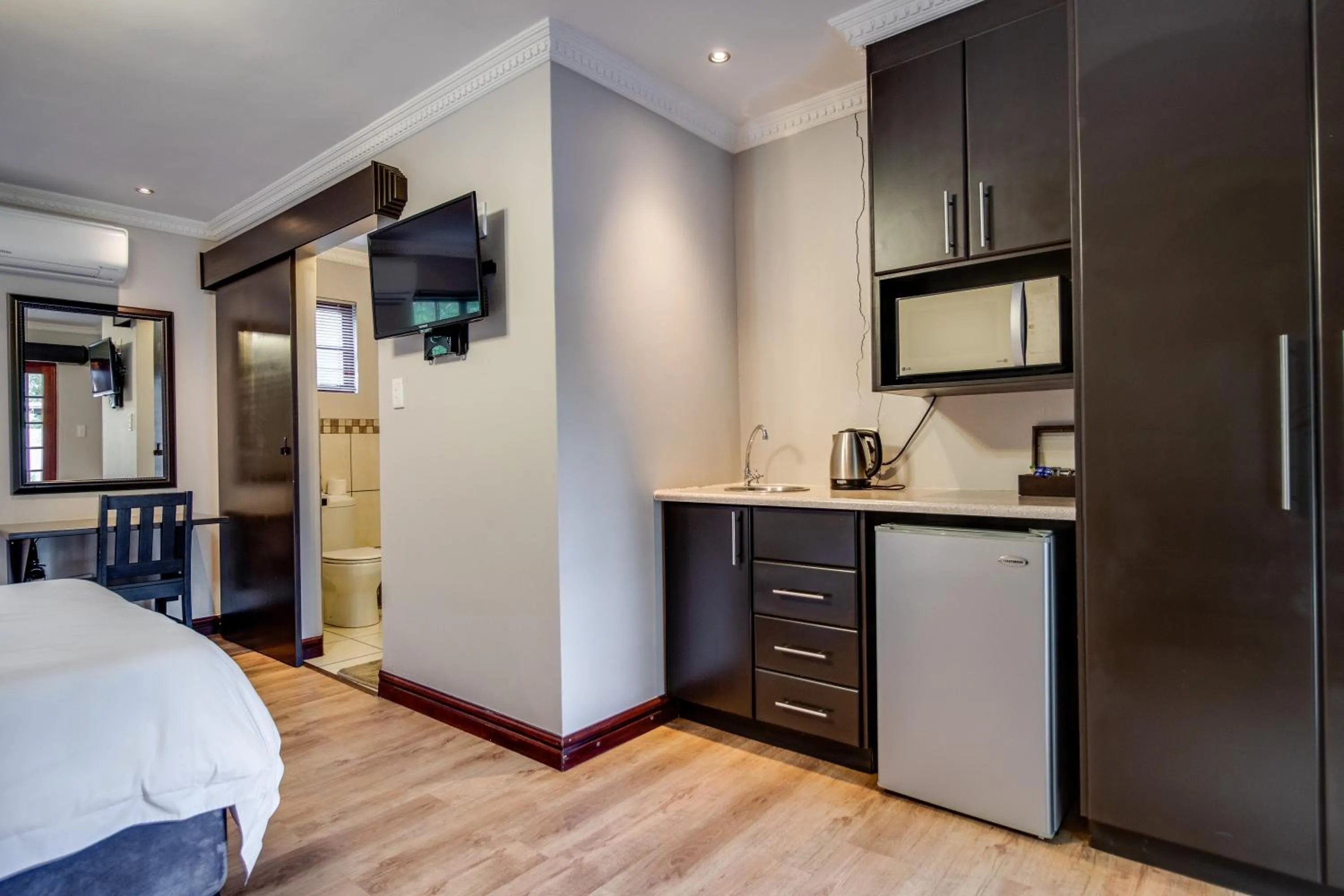 Kitchen or kitchenette, Bed in The Nightingale Guesthouse