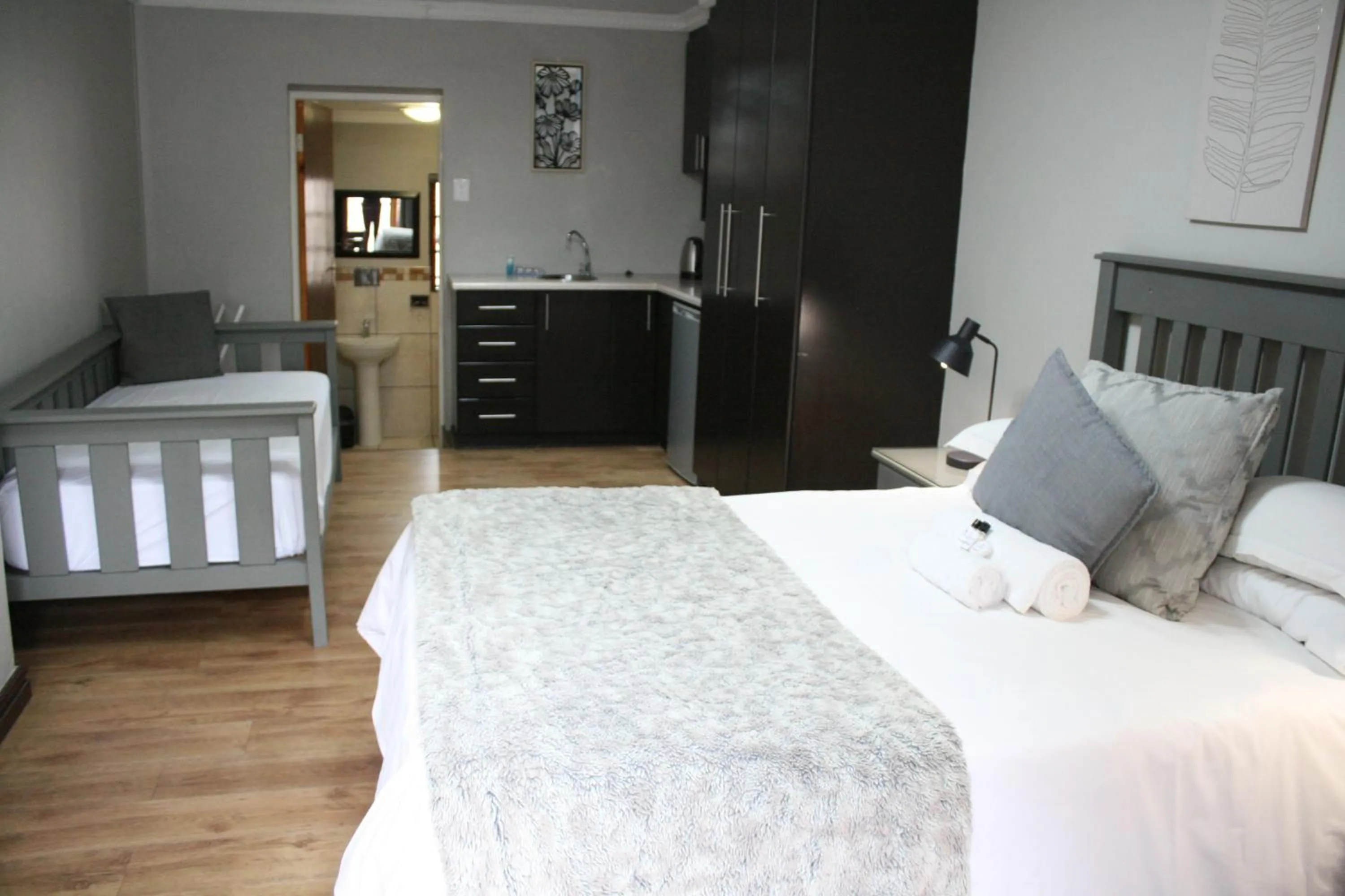 Kitchen or kitchenette, Bed in The Nightingale Guesthouse
