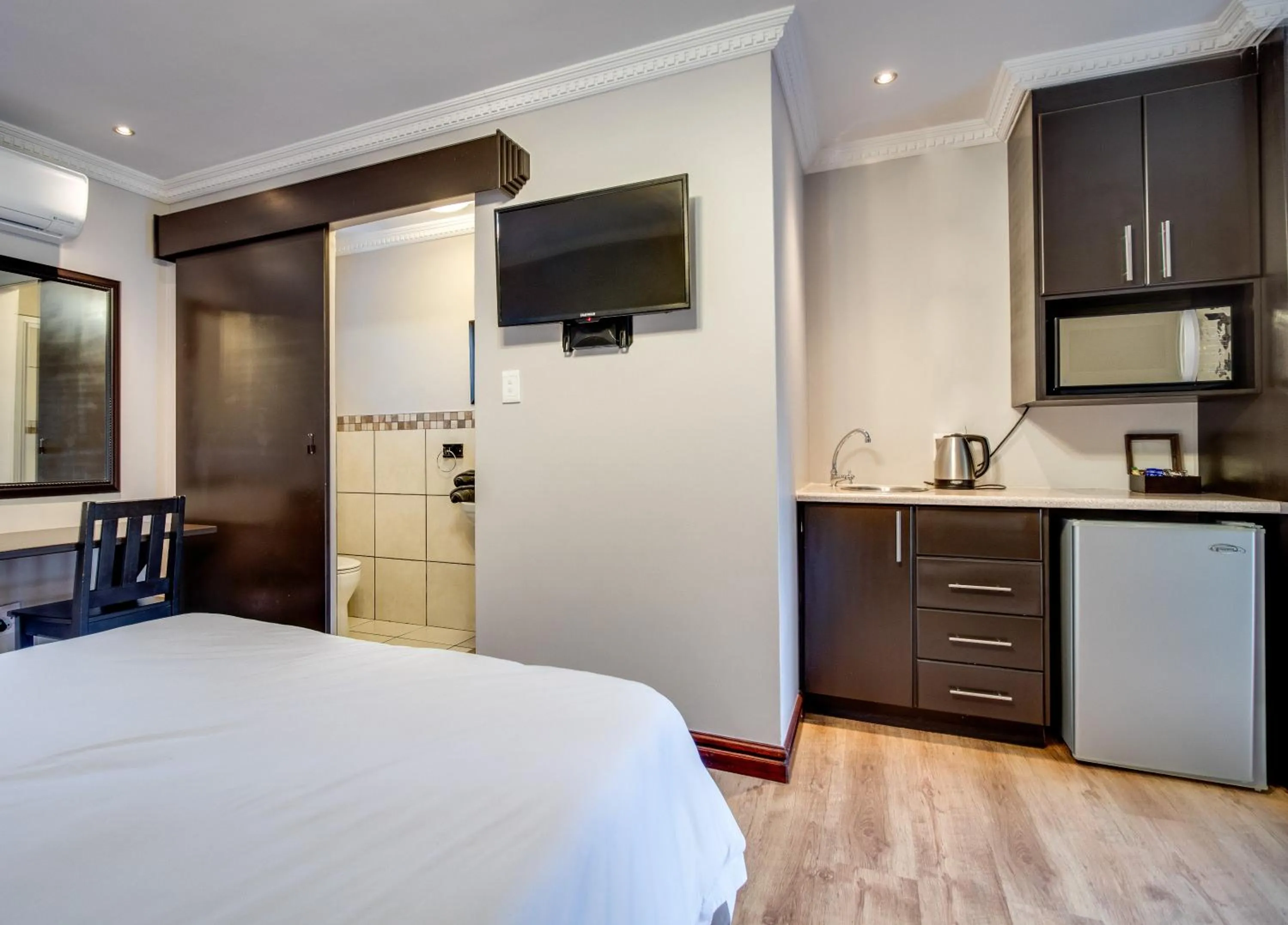 TV and multimedia, Bed in The Nightingale Guesthouse