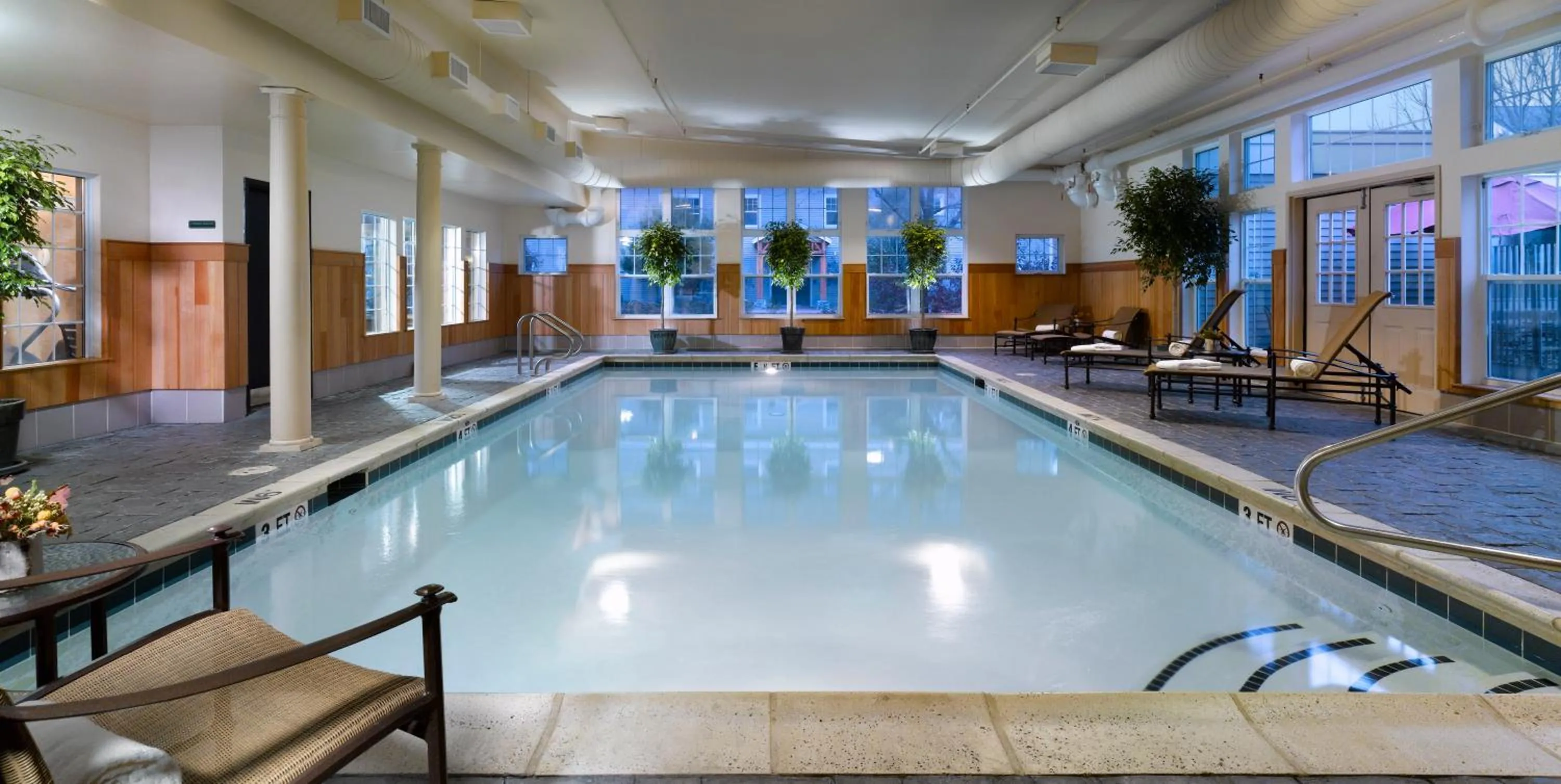 Swimming pool in Green Mountain Suites Hotel