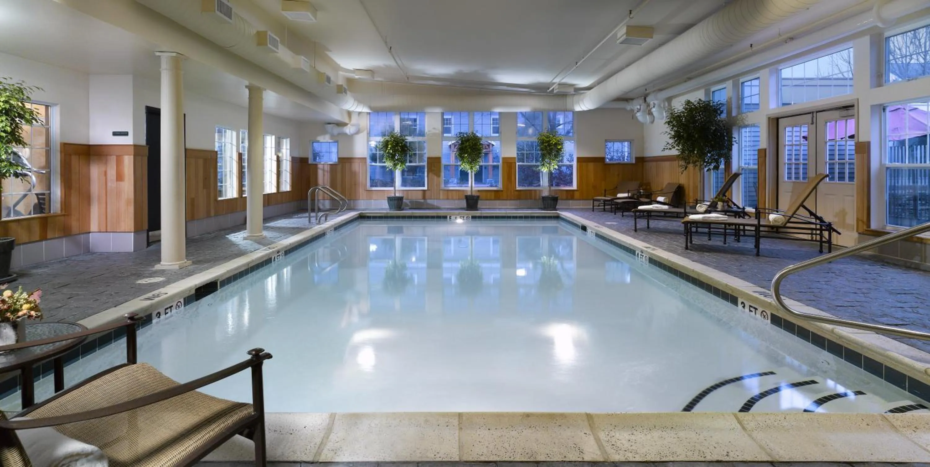 Swimming pool in Green Mountain Suites Hotel