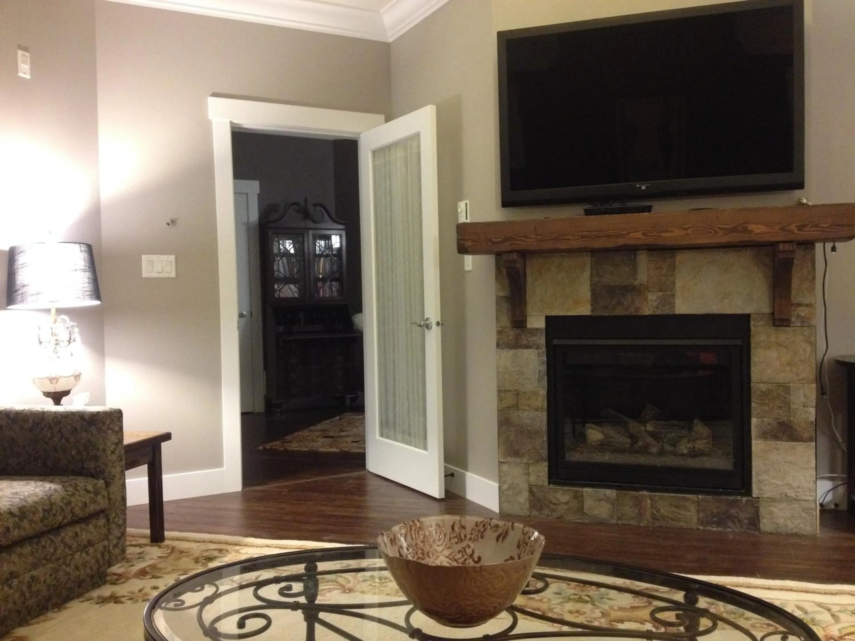 Communal lounge/ TV room in Brookside Inn Boutique Hotel