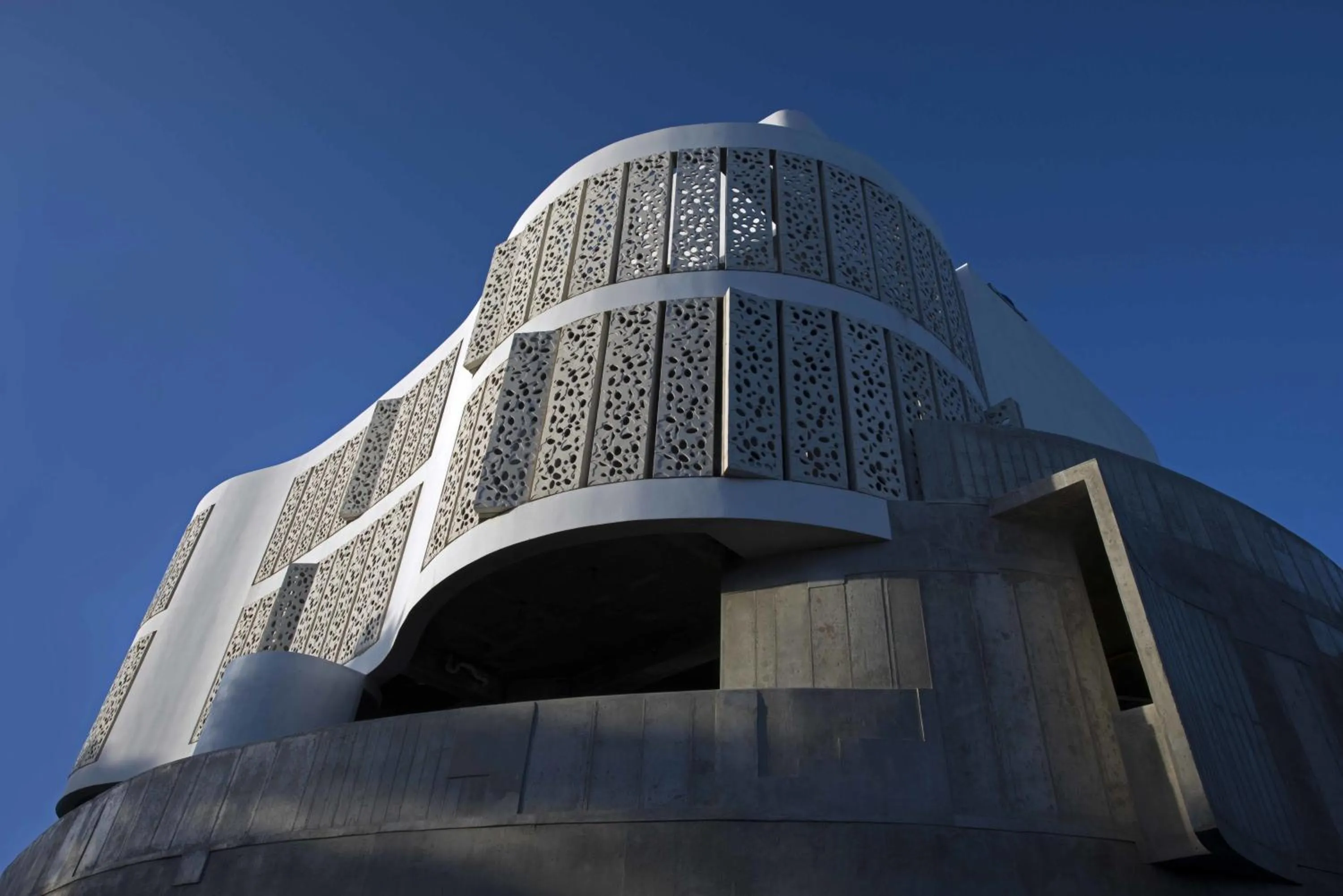 Facade/entrance in El Blok