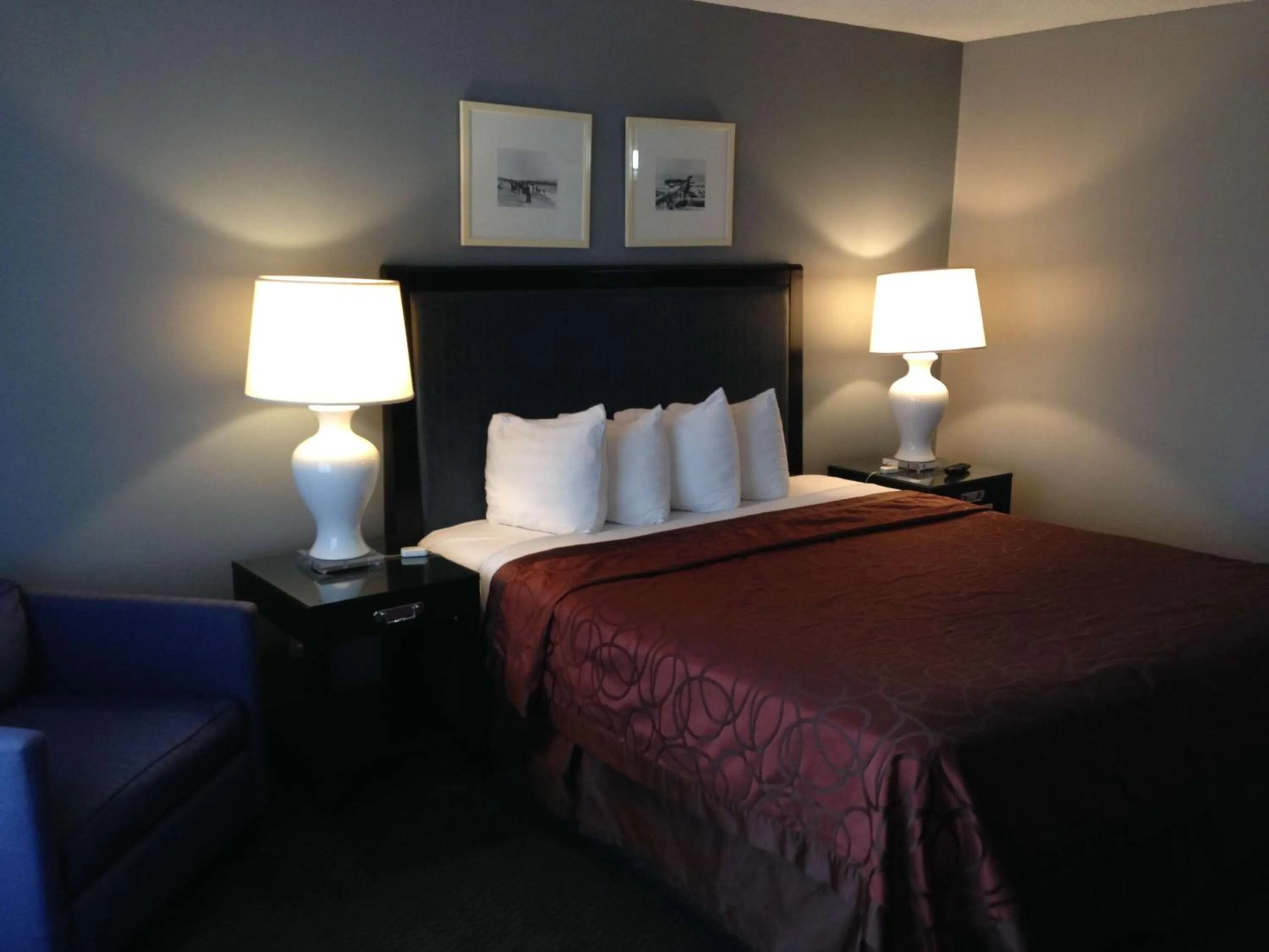 Photo of the whole room, Bed in Hotel Salina Beaumont CA