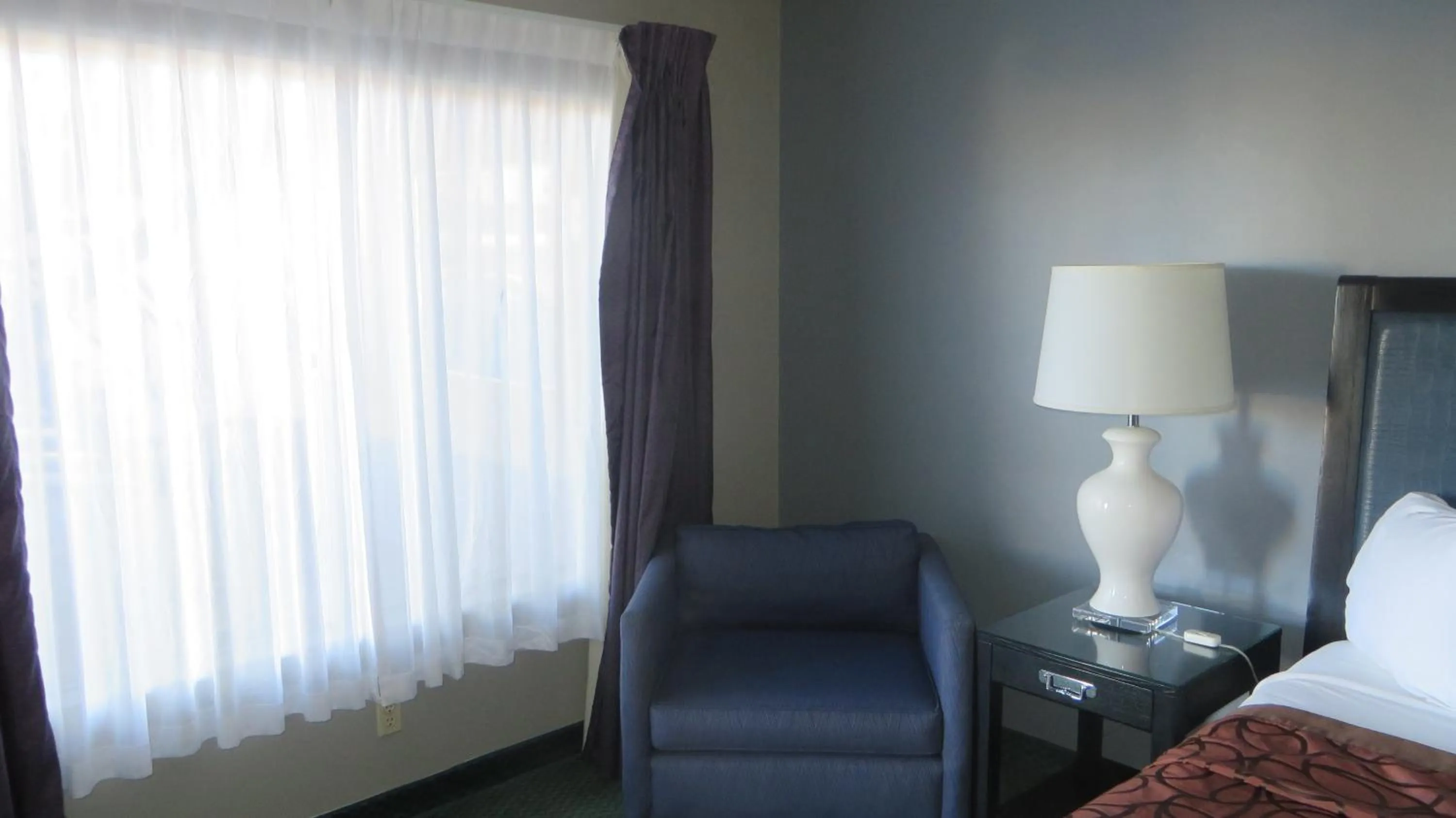 Seating area, Bed in Hotel Salina Beaumont CA