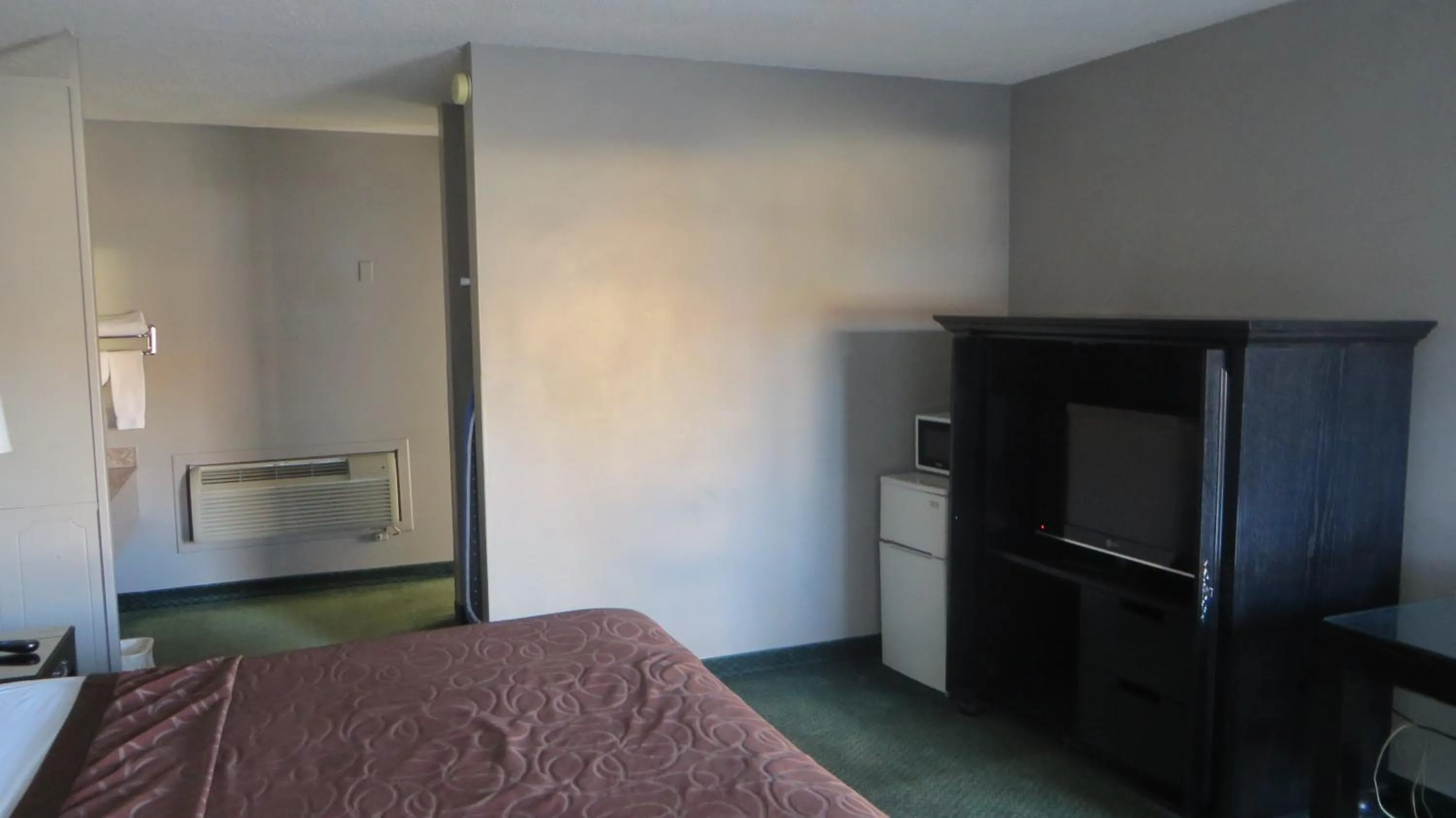 Bedroom, Bed in Hotel Salina Beaumont CA