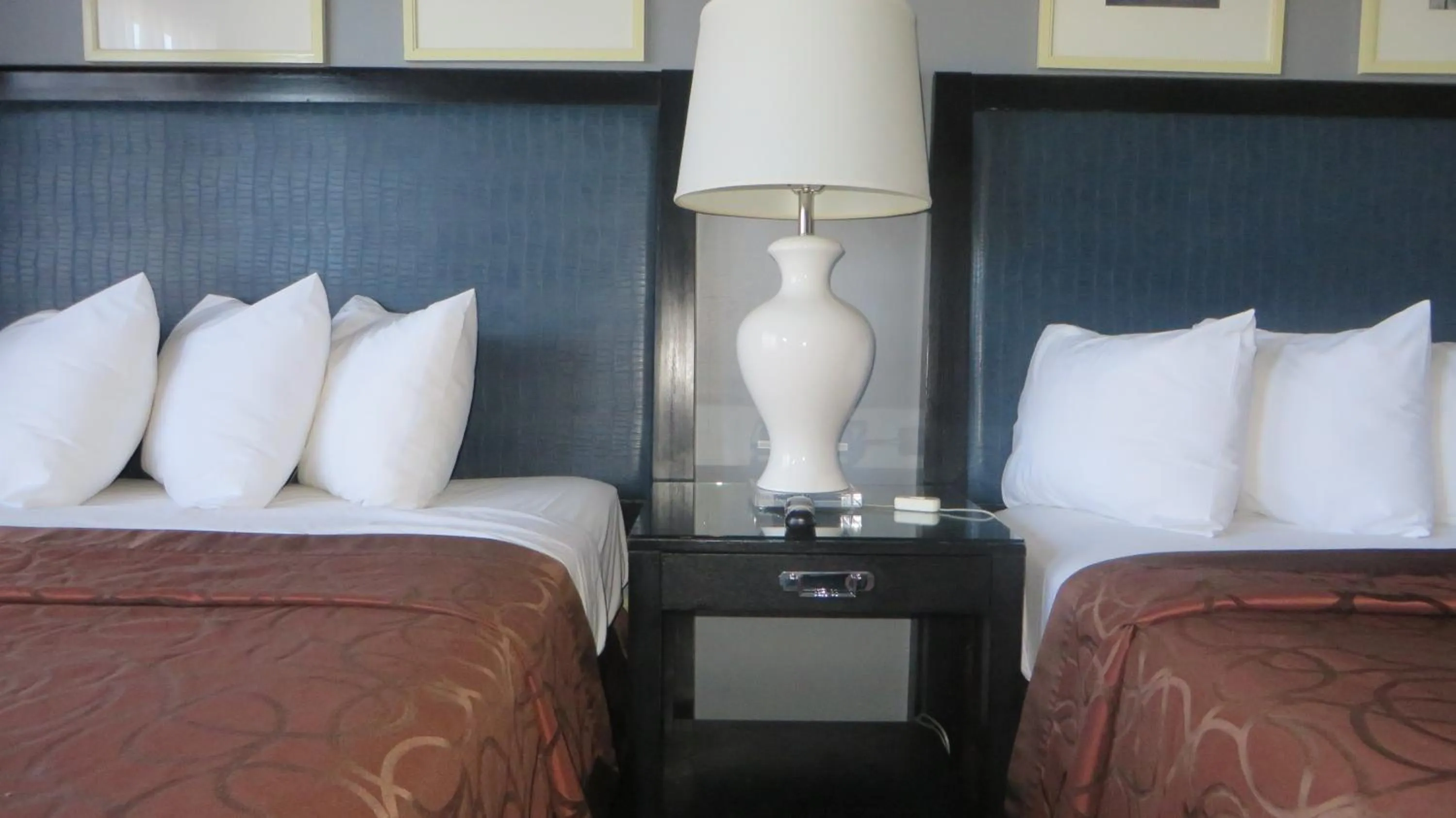 Bed in Hotel Salina Beaumont CA