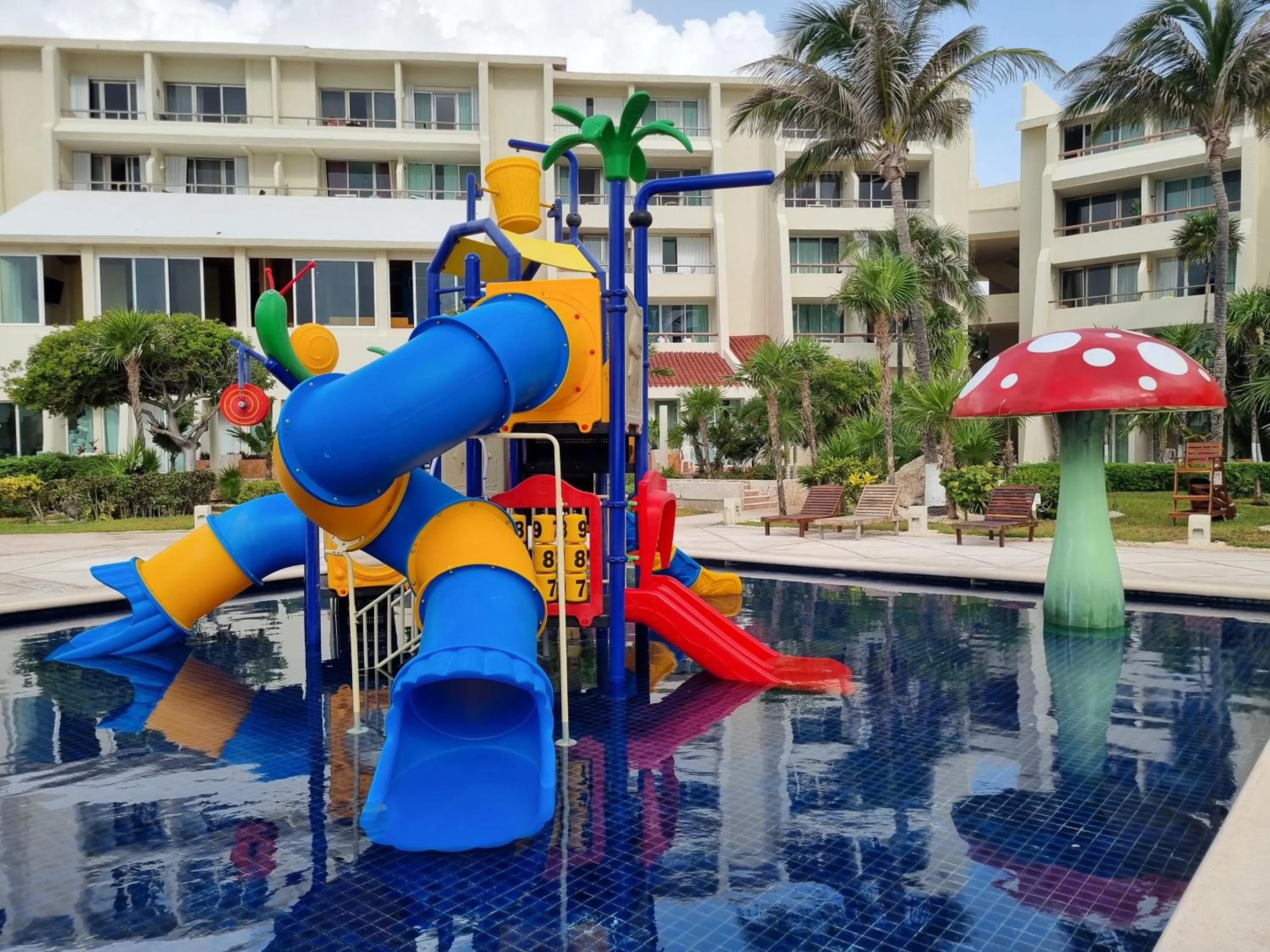 Swimming pool, Water Park in Apartment Ocean Front Cancun