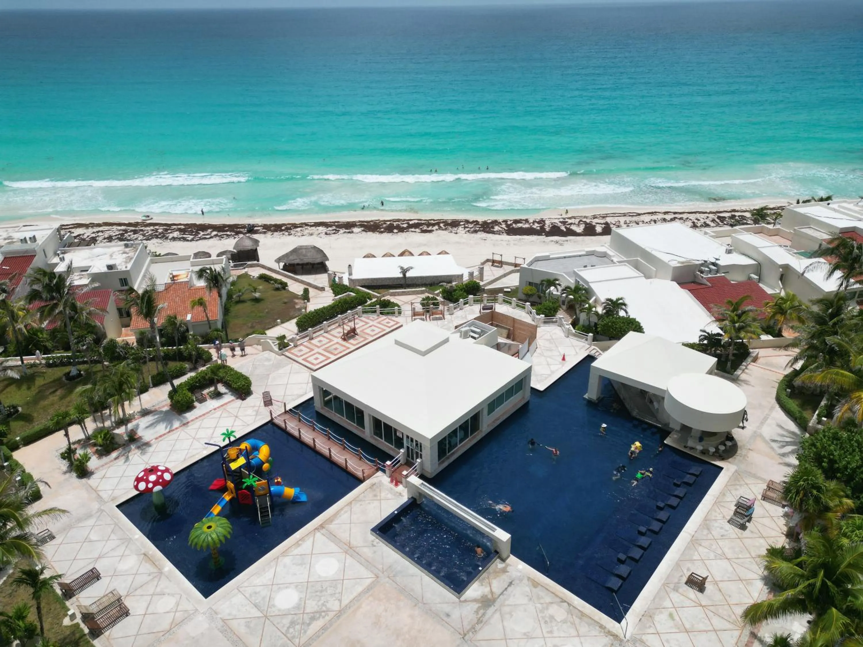 Swimming pool, Bird's-eye View in Apartment Ocean Front Cancun