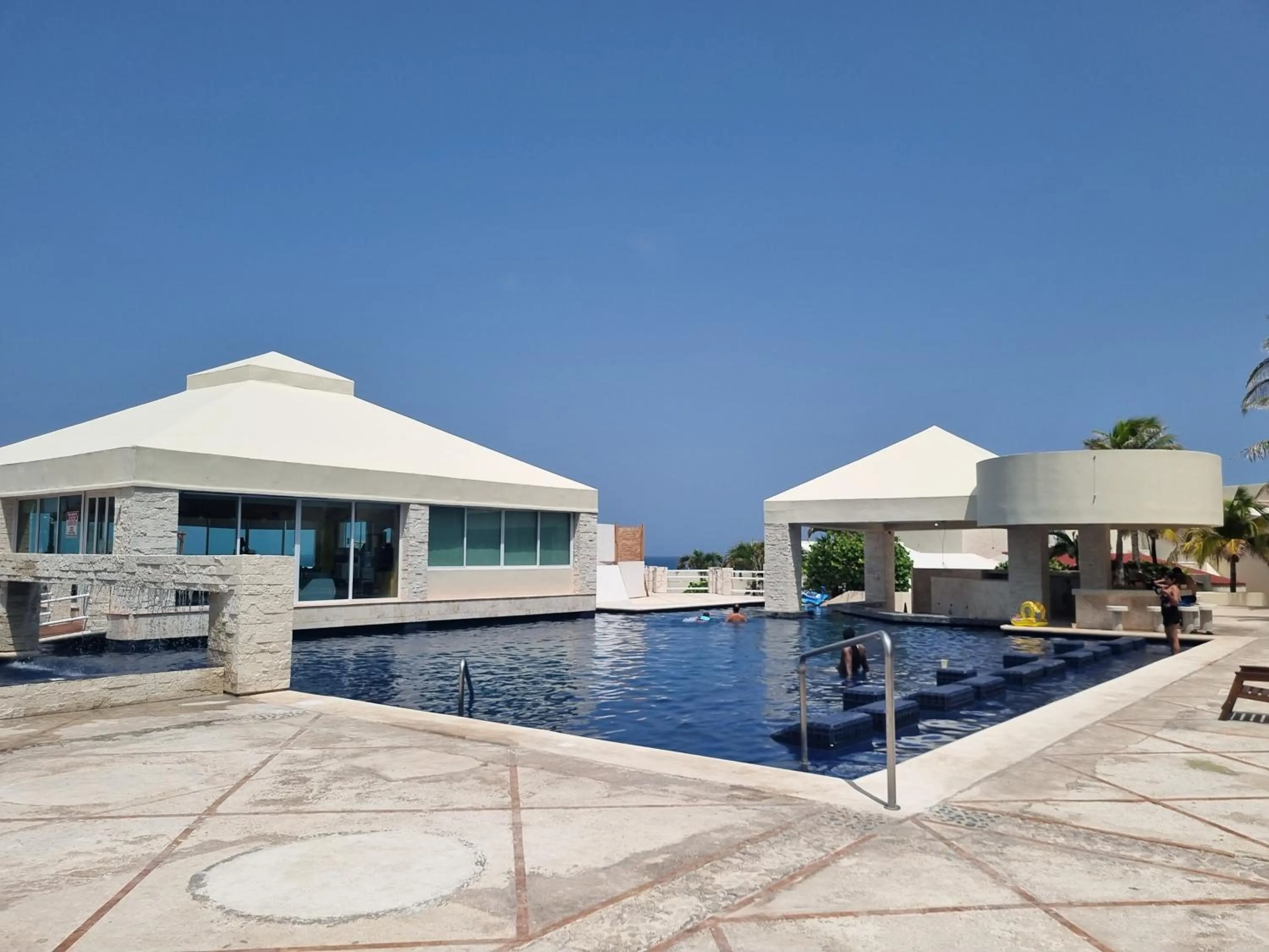 Swimming Pool in Apartment Ocean Front Cancun