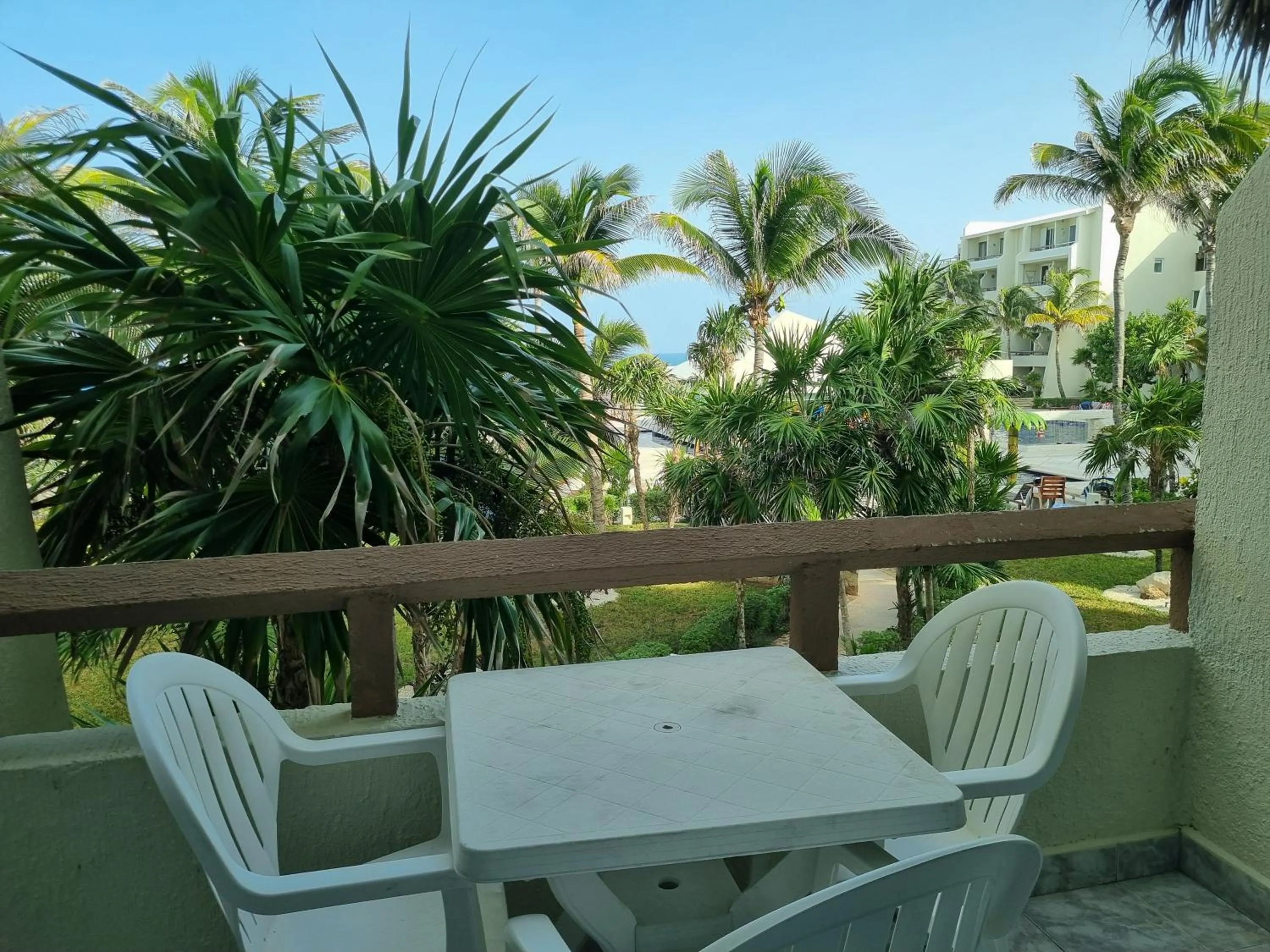 Swimming pool, Balcony/Terrace in Apartment Ocean Front Cancun