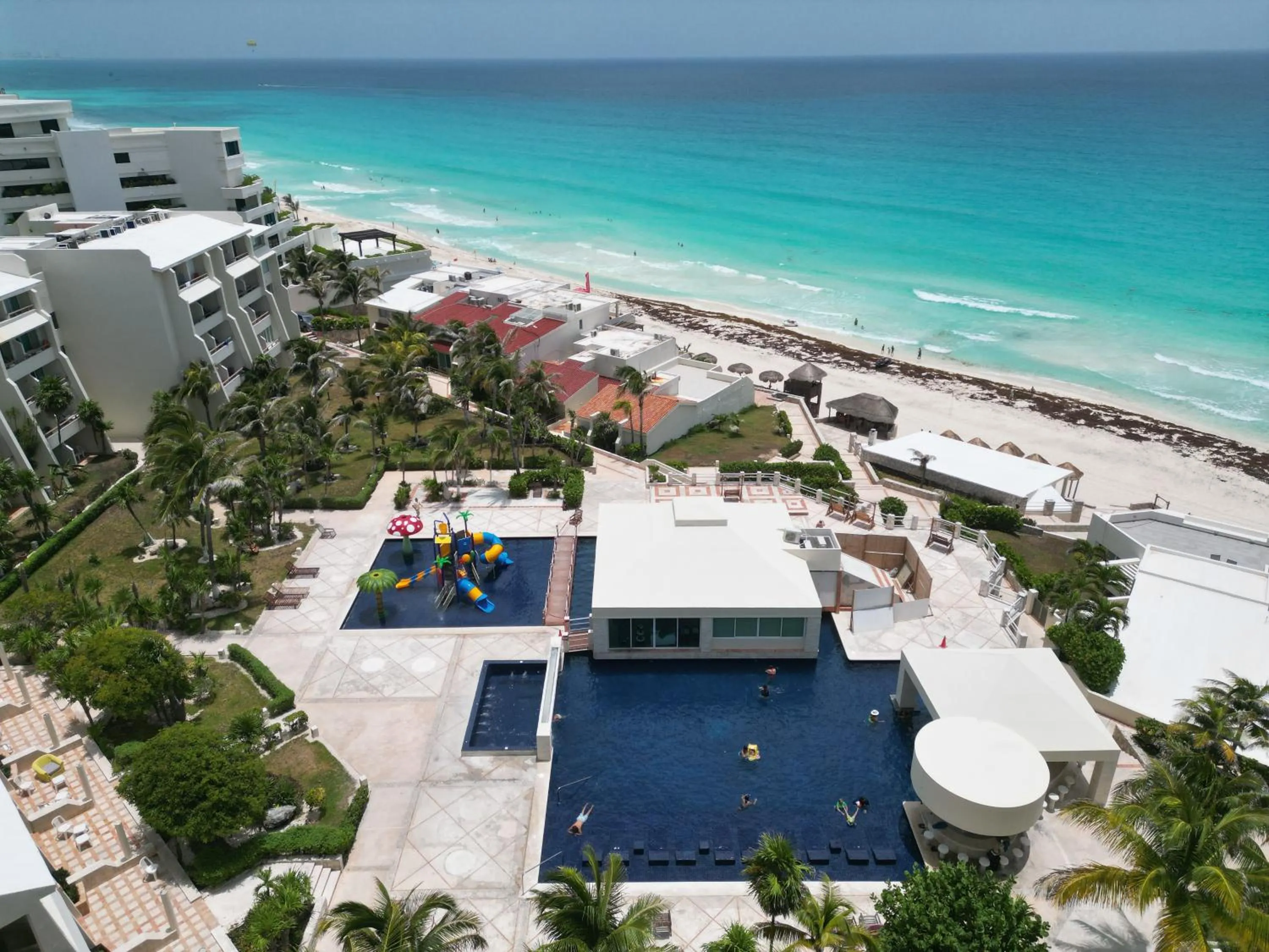 Swimming pool, Bird's-eye View in Apartment Ocean Front Cancun