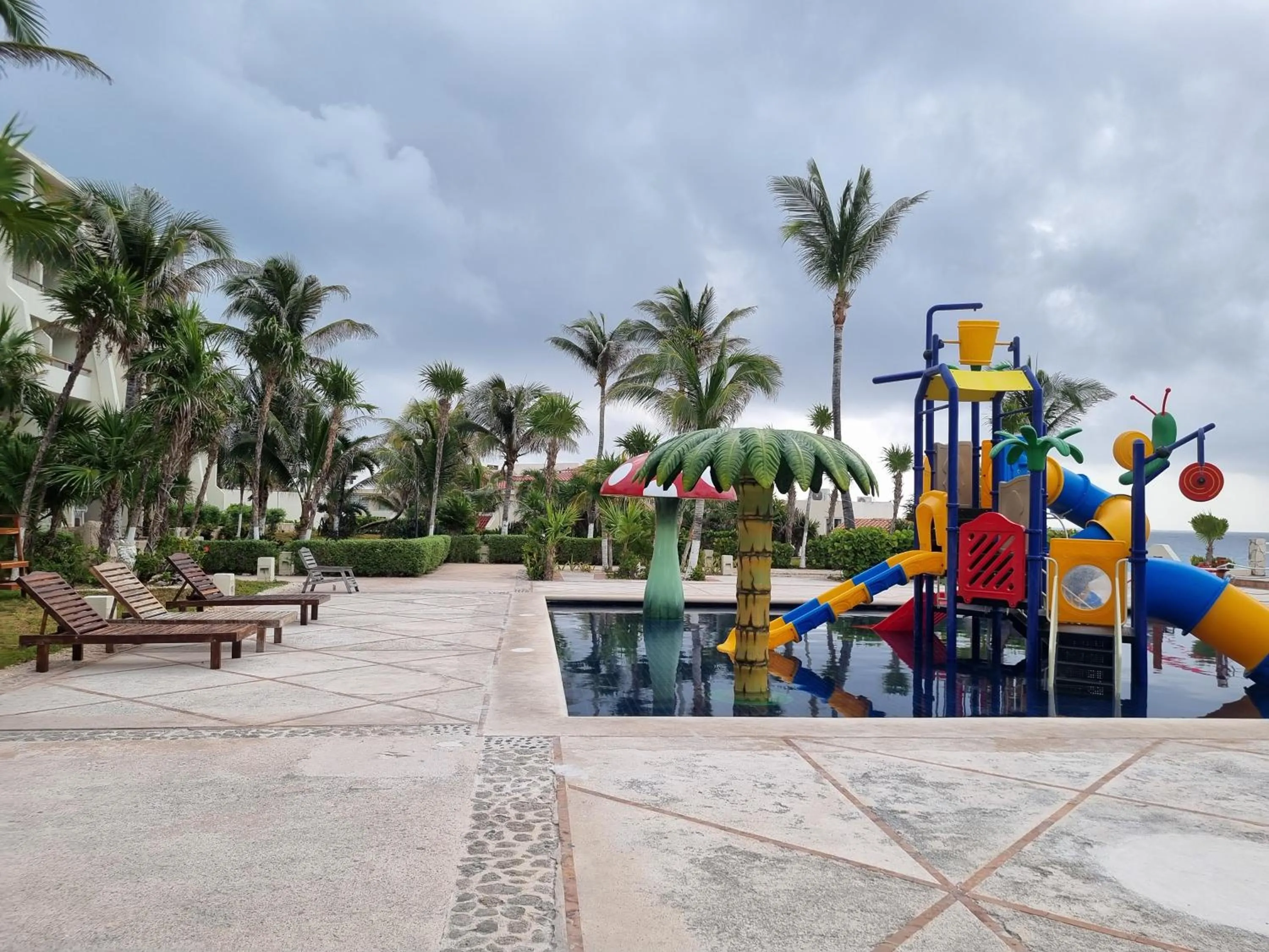 Swimming pool, Children's Play Area in Apartment Ocean Front Cancun