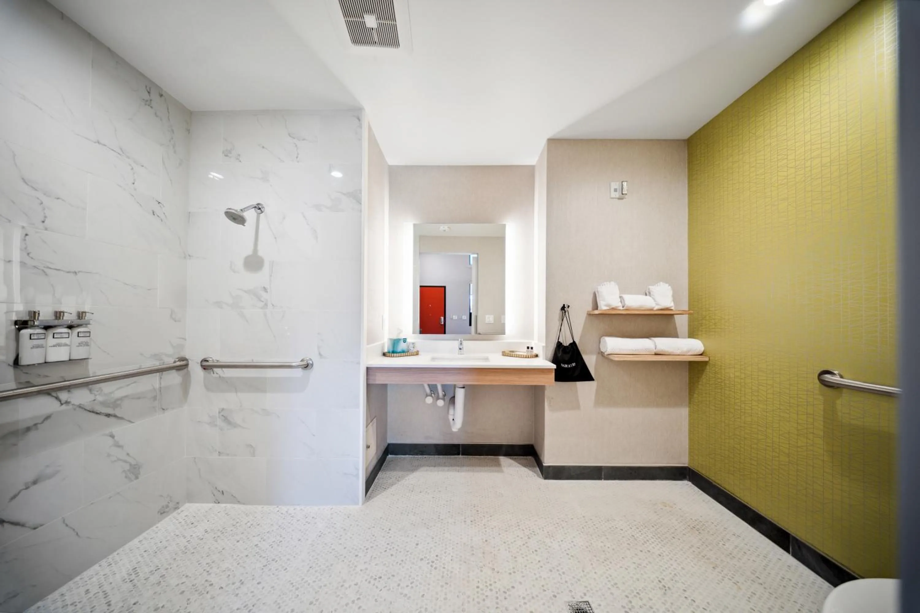 Bathroom, Bed in The Evergreen