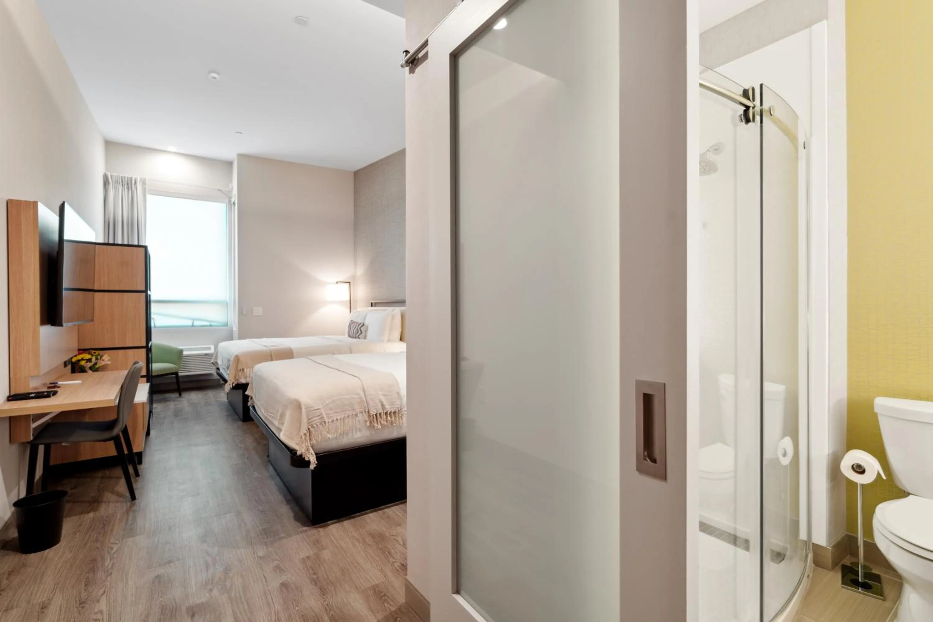 Photo of the whole room, Bed in The Evergreen