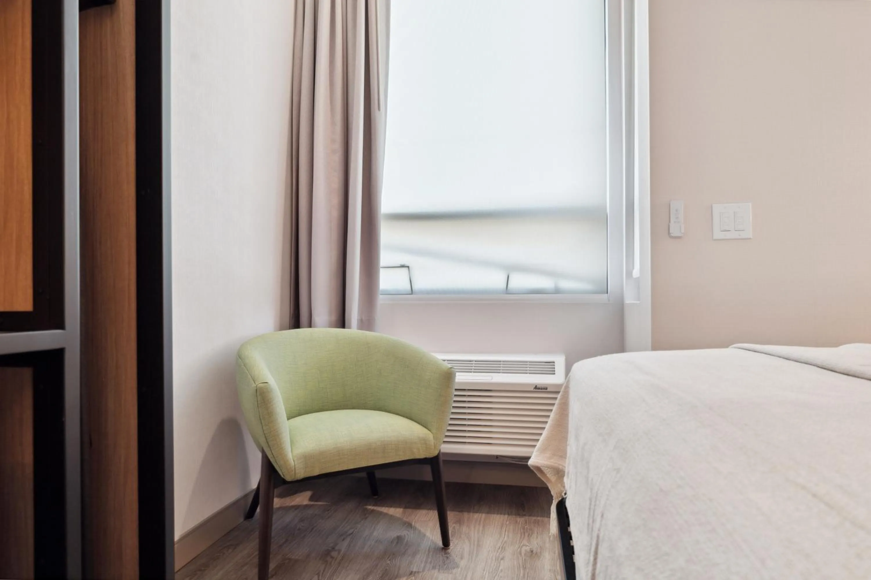 Bedroom, Bed in The Evergreen