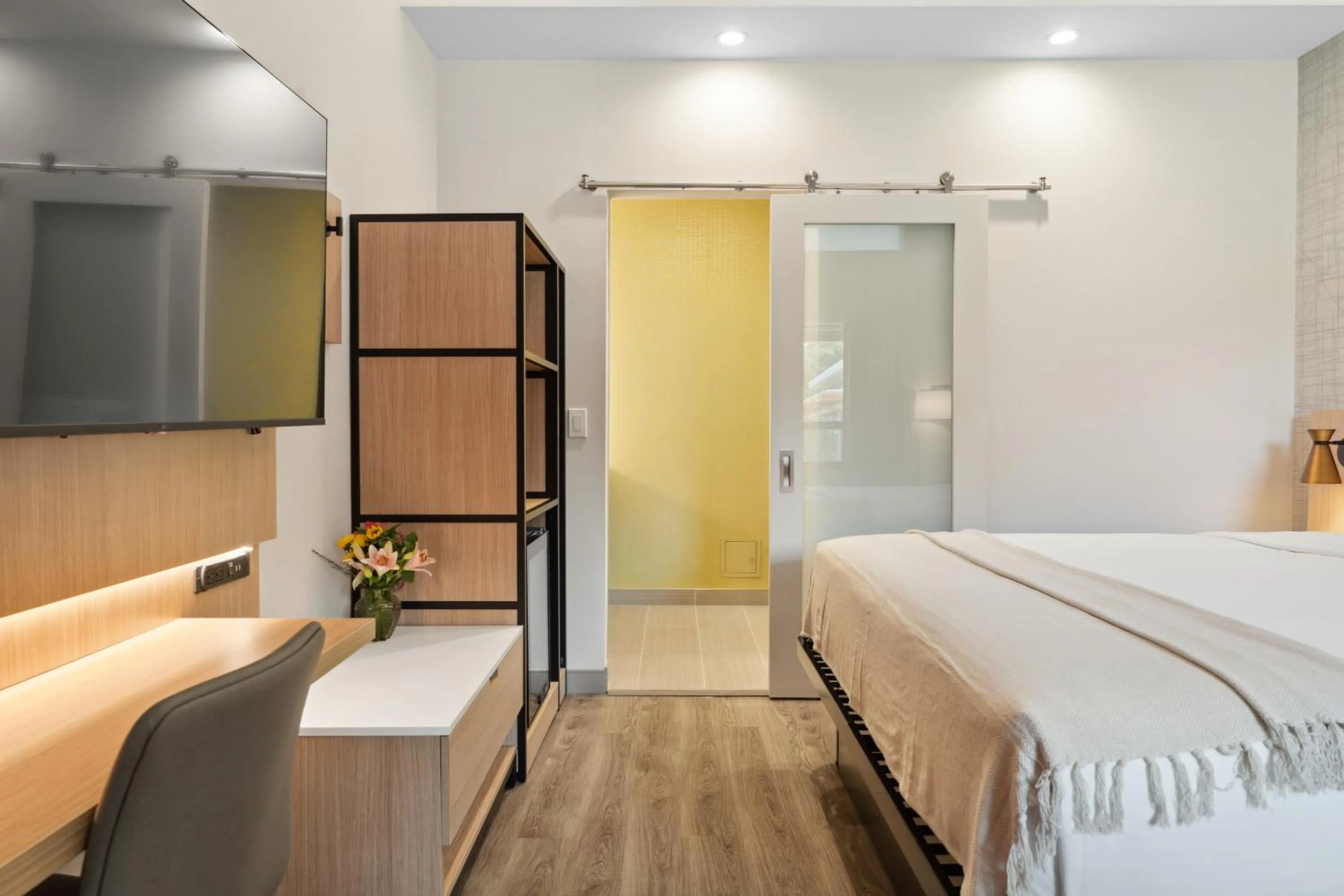 Bedroom, Bed in The Evergreen