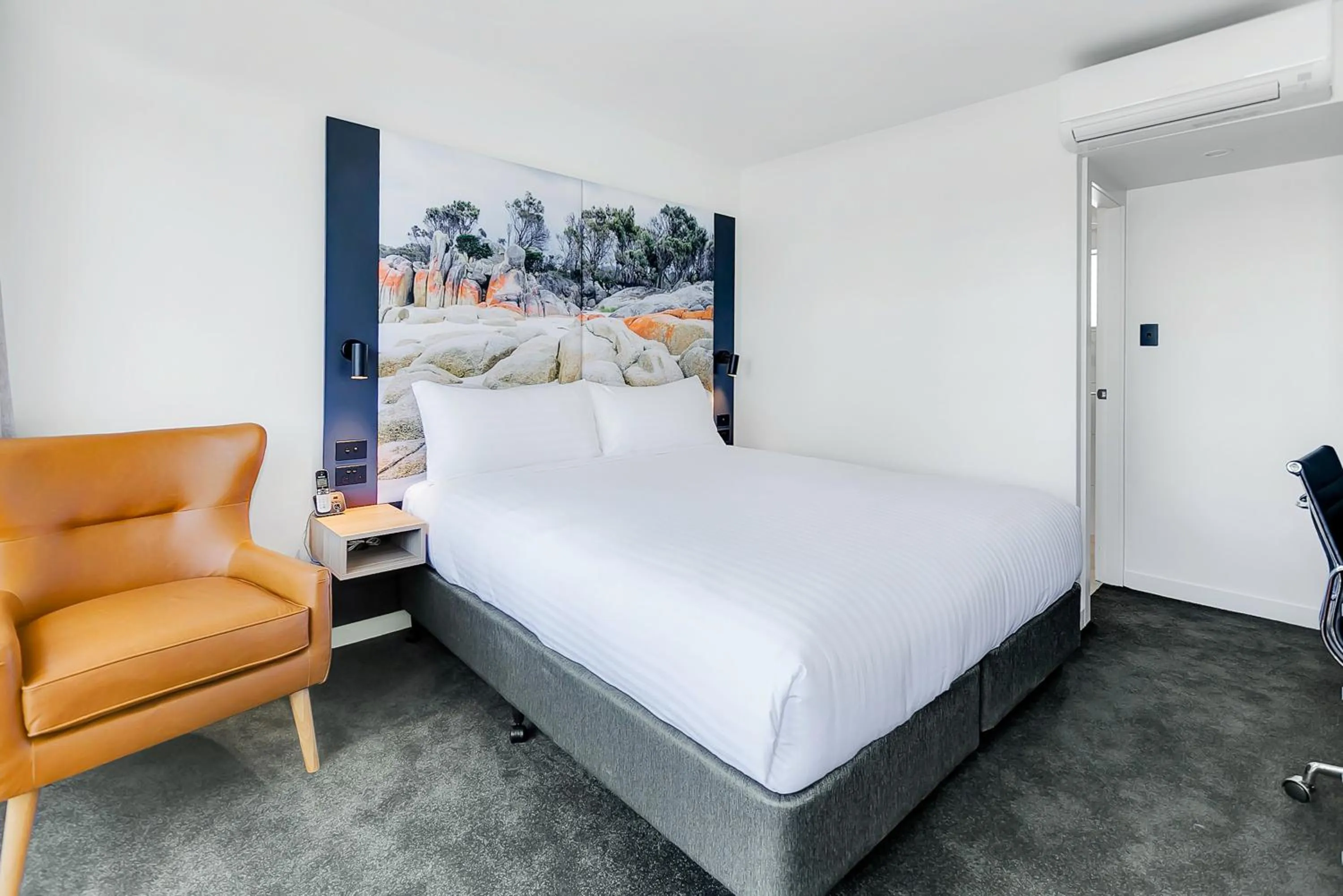 Bed in Mercure Launceston